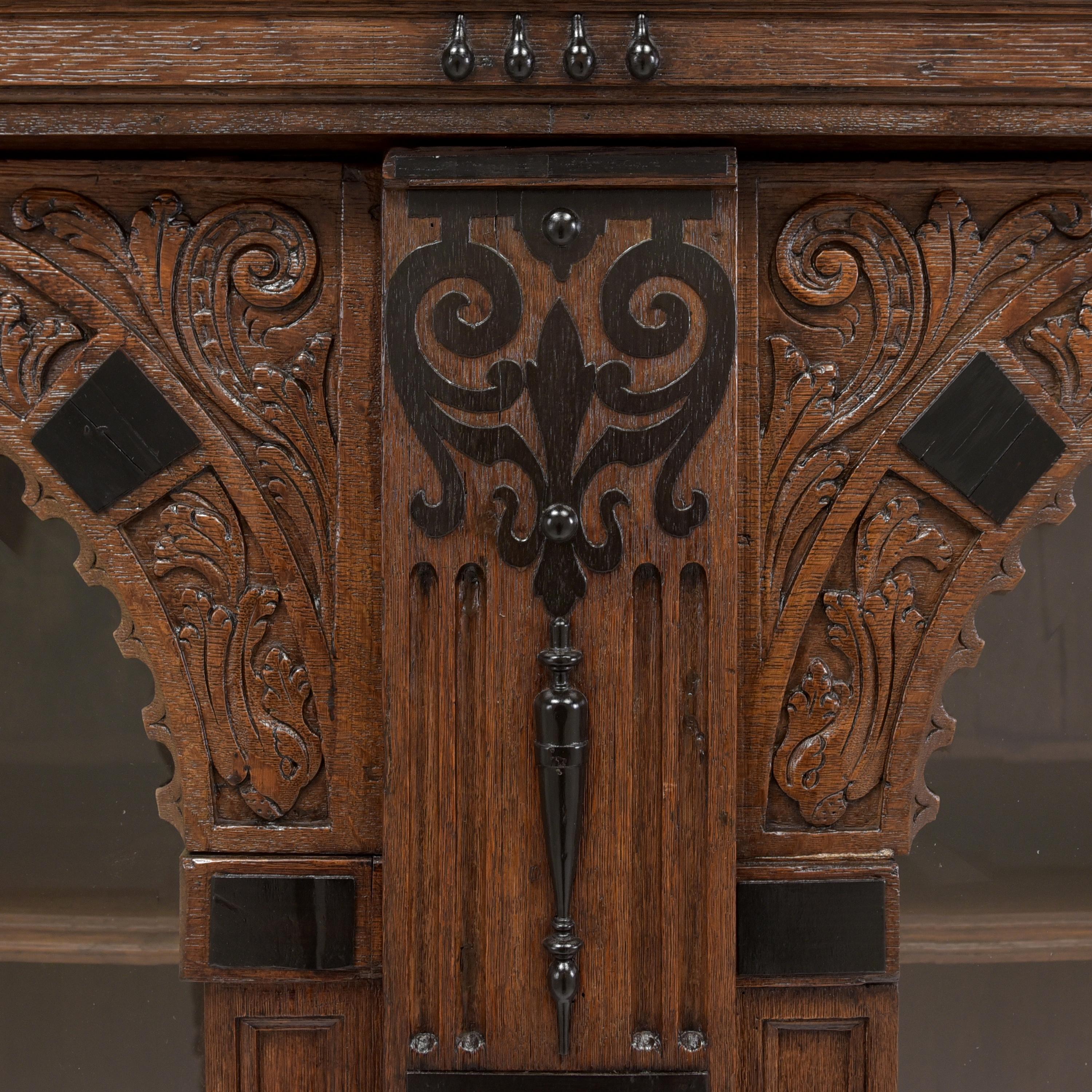 Renaissance Baroqu Large Flemish Display Cabinet in Oak, 18th Century For Sale 3