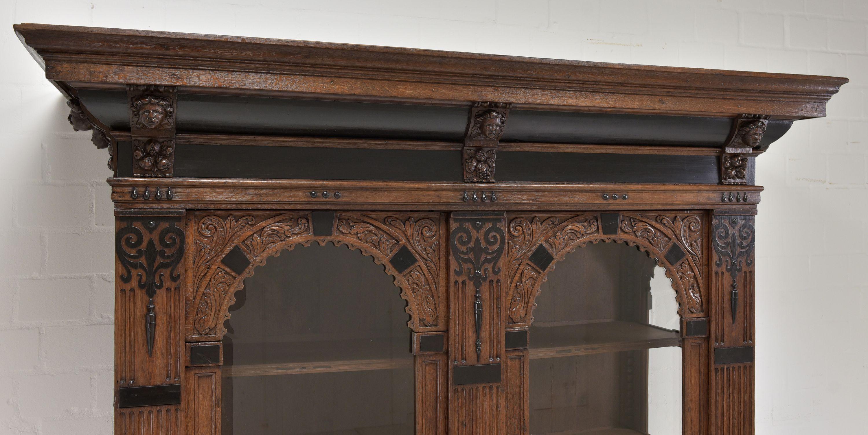 Renaissance Baroqu Large Flemish Display Cabinet in Oak, 18th Century For Sale 4
