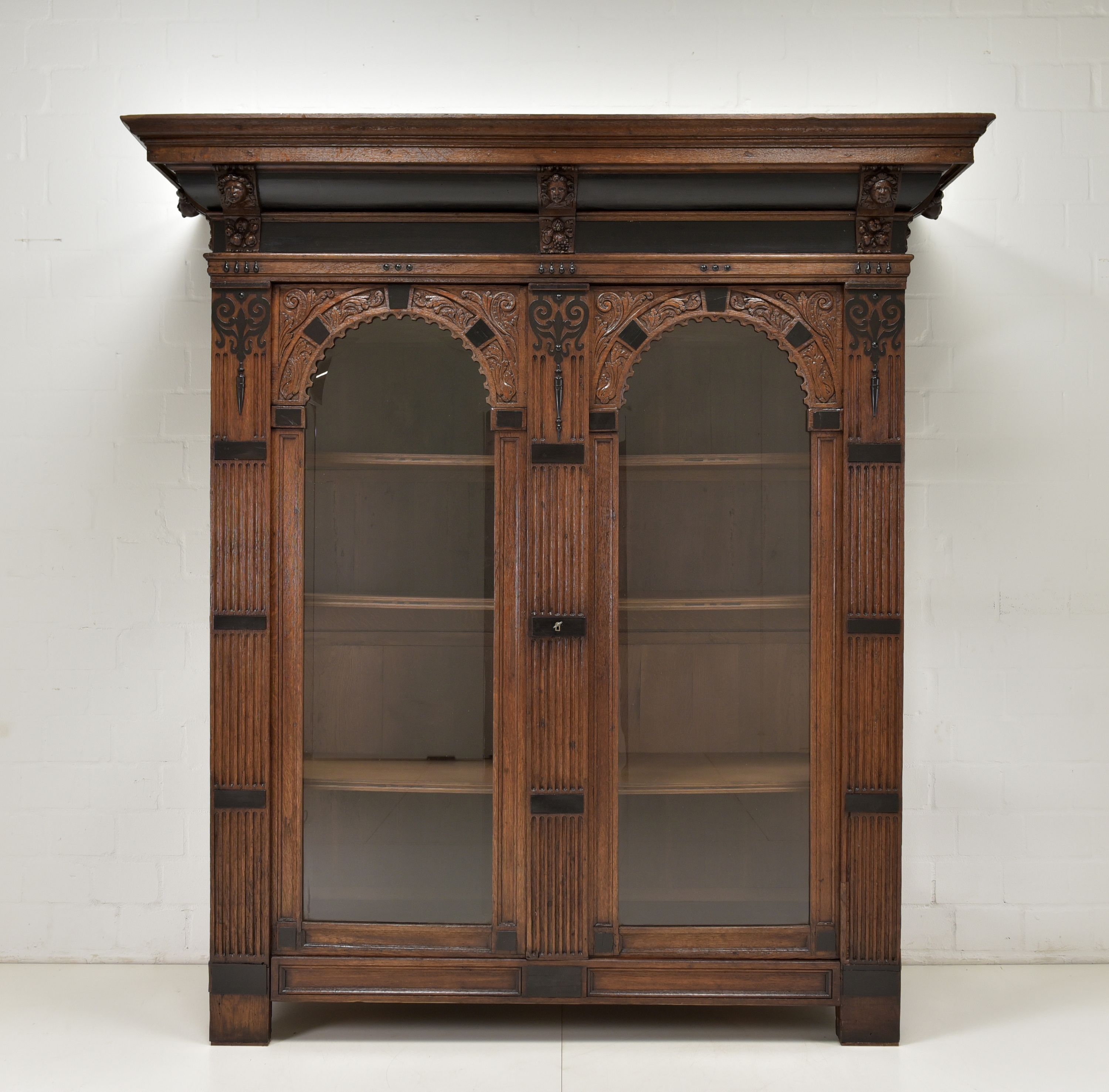 Renaissance Baroqu Large Flemish Display Cabinet in Oak, 18th Century For Sale