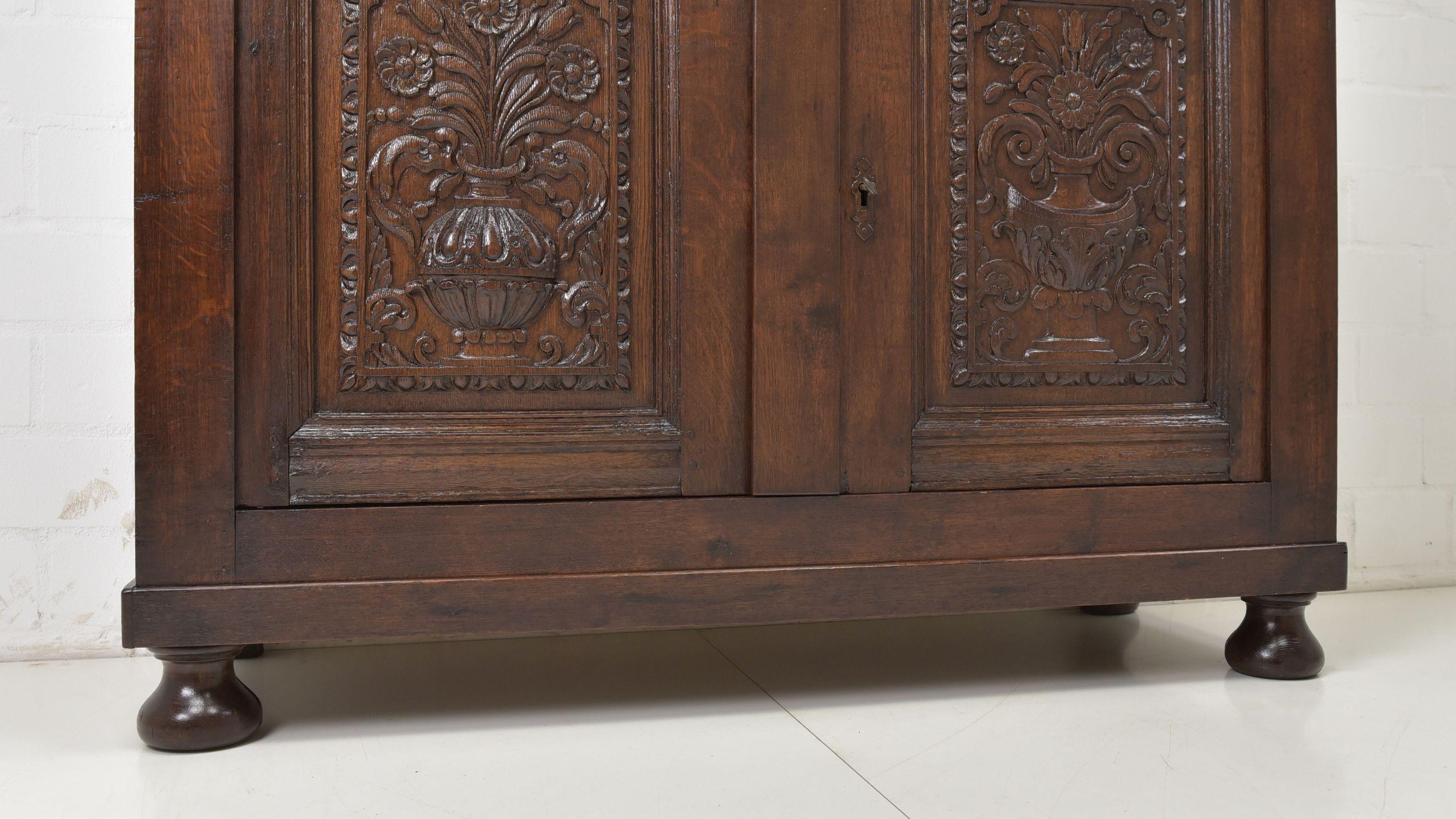 Renaissance Baroque Sideboard / Chest of Drawers / Cabinet in Oak, 1750 For Sale 5