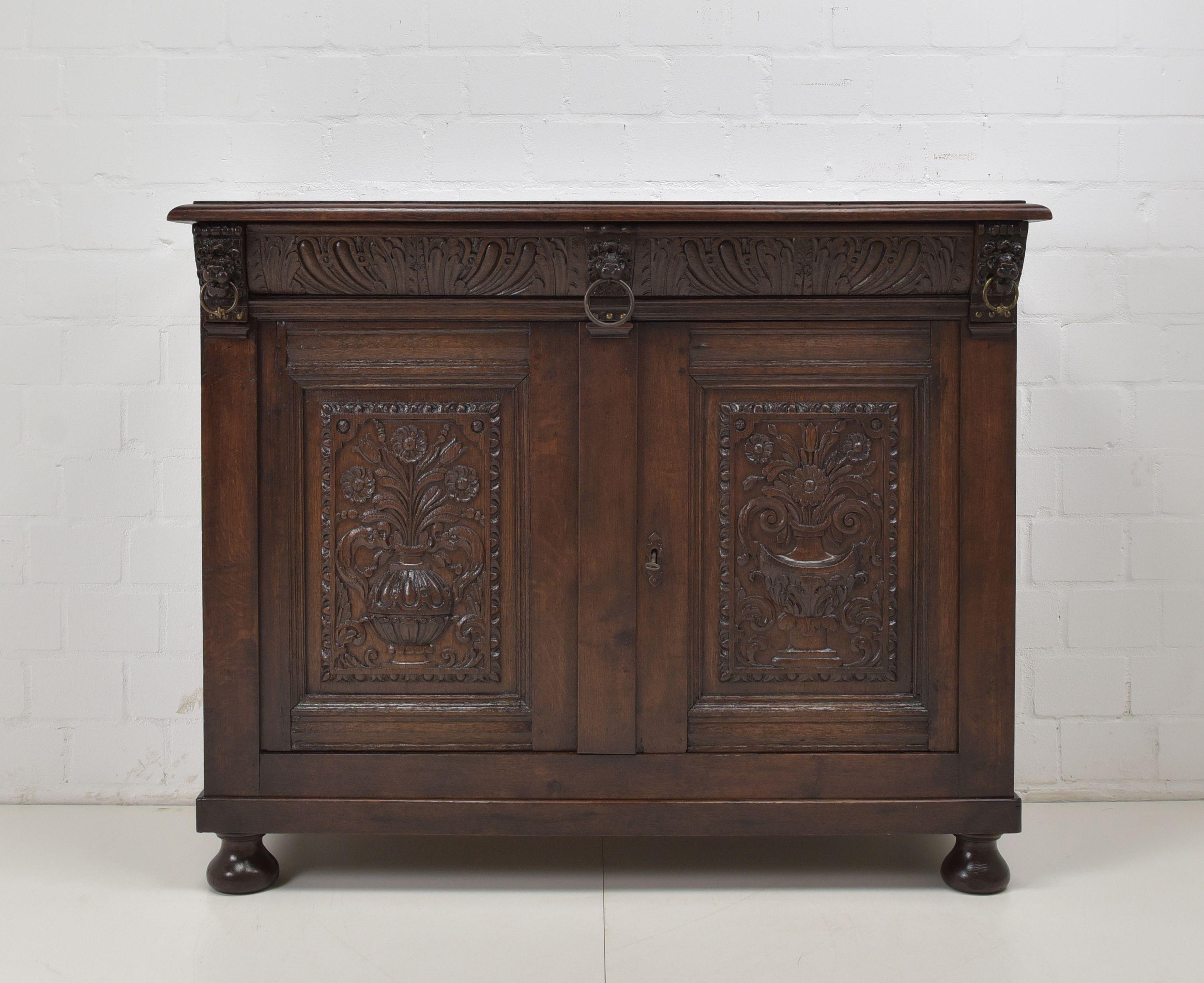Sideboard chest of drawers restored Renaissance Baroque around 1750 oak cabinet

Features:
Almost entirely solid oak
Only base and rear wall solid softwood
Two-door model with one drawer and one shelf
High quality
Heavy quality
Drawer
