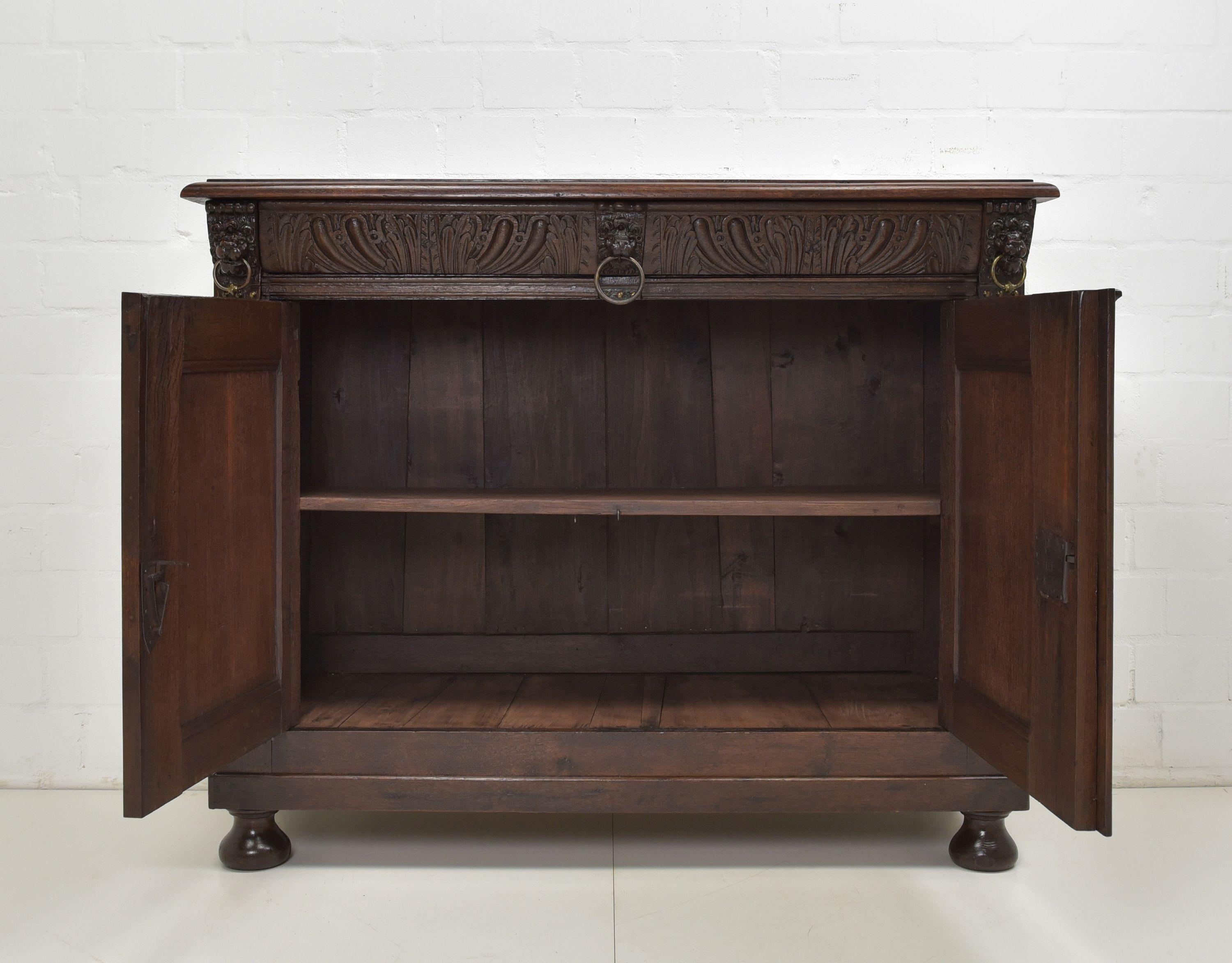 Renaissance Baroque Sideboard / Chest of Drawers / Cabinet in Oak, 1750 In Good Condition For Sale In Lüdinghausen, DE