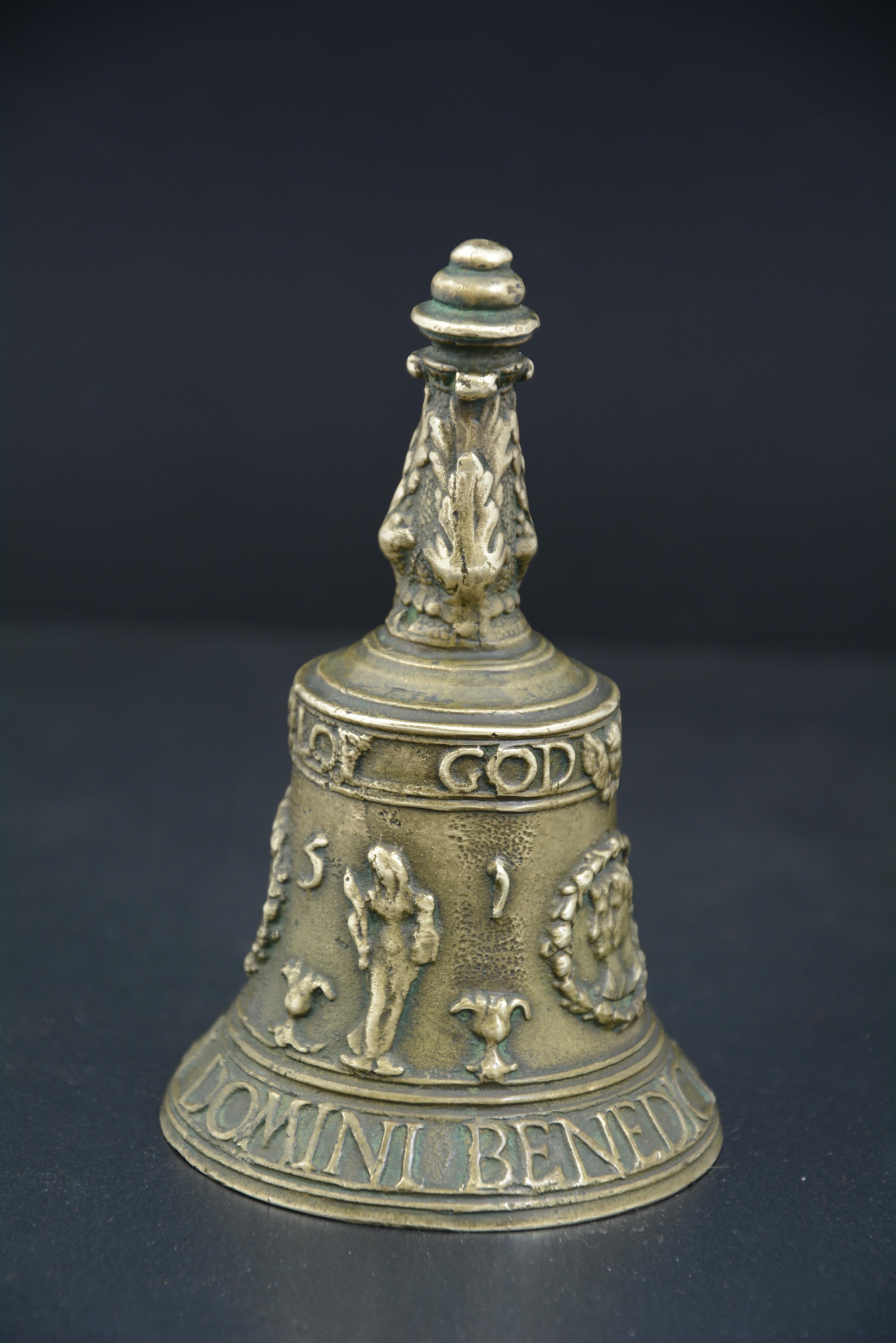 Renaissance bronze bell, 1555.
Dated.
Stem decorated with vegetal elements, it presents the shoulders decorated with elegant lines, the middle presents profiles within vegetal garlands and two legends above and below in Latin.
The bells were