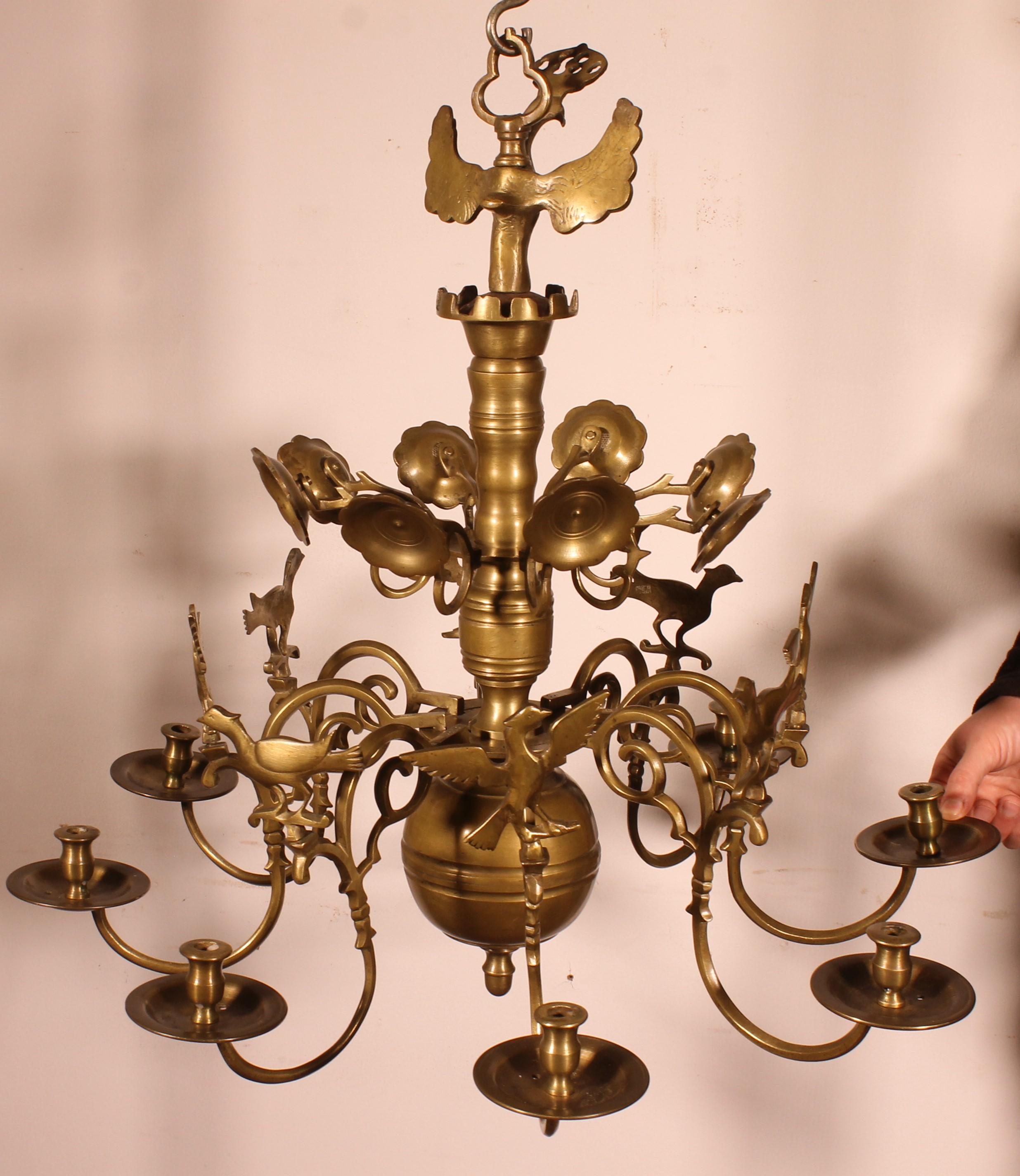 Lampadario rinascimentale in bronzo con 8 bracci luminosi decorati con uccelli in vendita 5