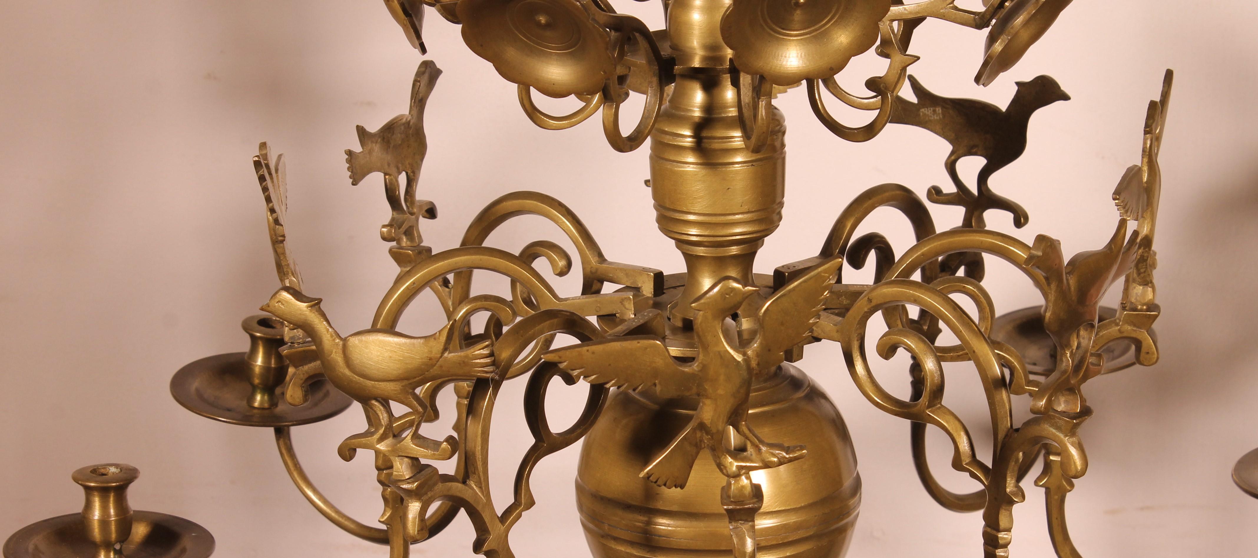 Lampadario rinascimentale in bronzo con 8 bracci luminosi decorati con uccelli in vendita 6
