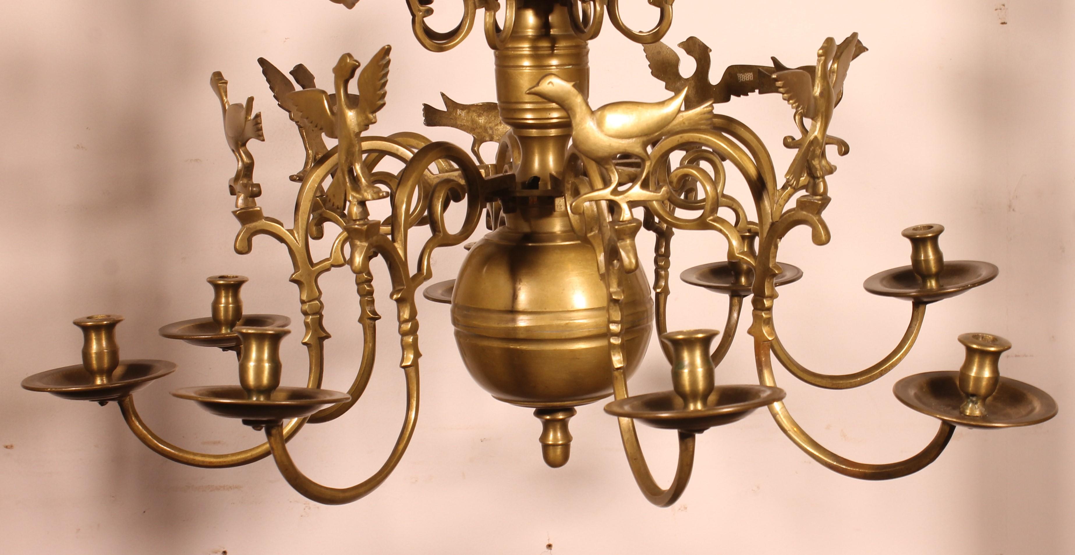 Olandese Lampadario rinascimentale in bronzo con 8 bracci luminosi decorati con uccelli in vendita