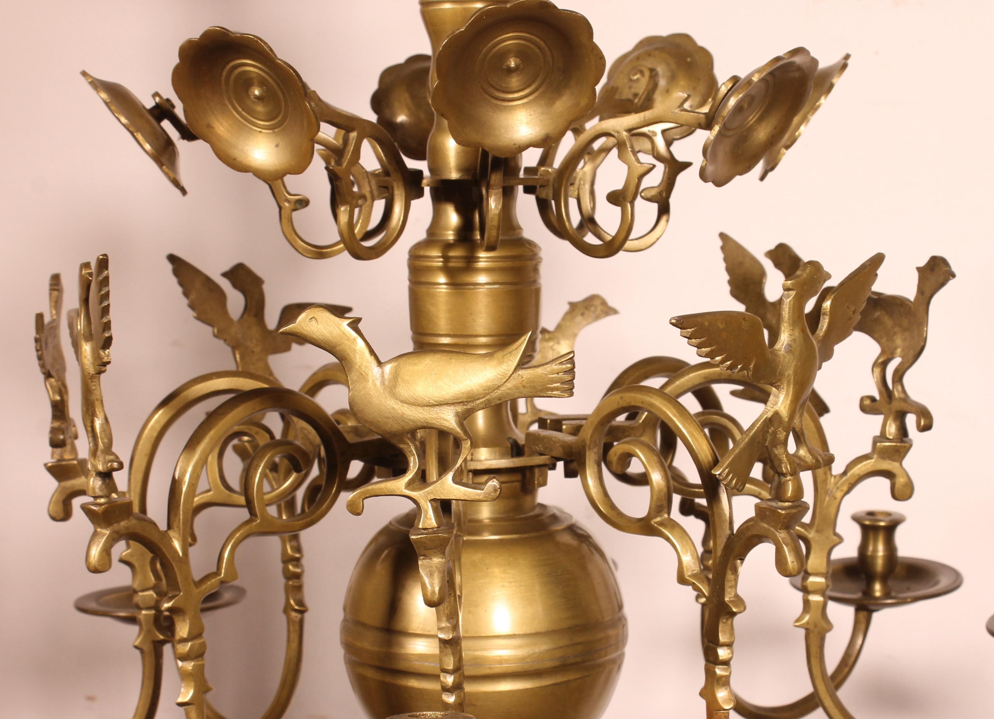 Lampadario rinascimentale in bronzo con 8 bracci luminosi decorati con uccelli In condizioni buone in vendita a Brussels, Brussels