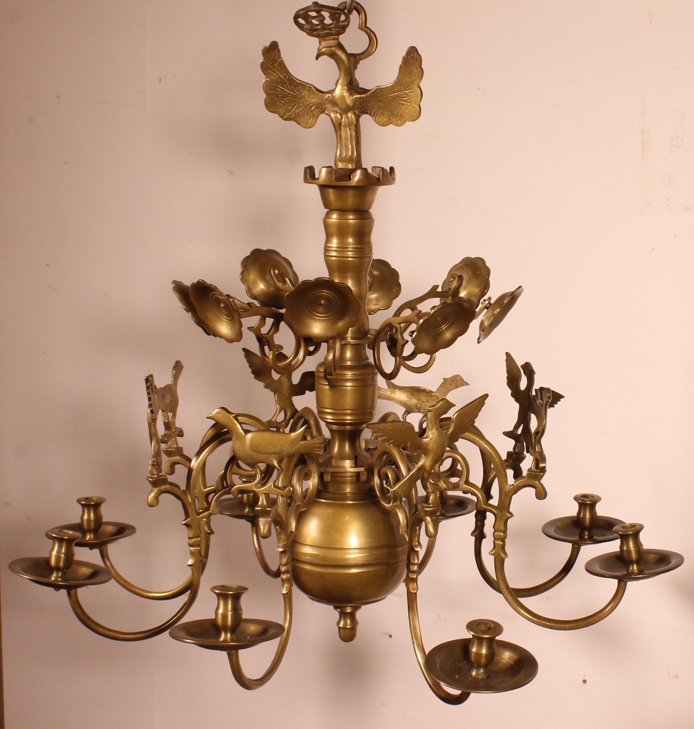 Bronzo Lampadario rinascimentale in bronzo con 8 bracci luminosi decorati con uccelli in vendita