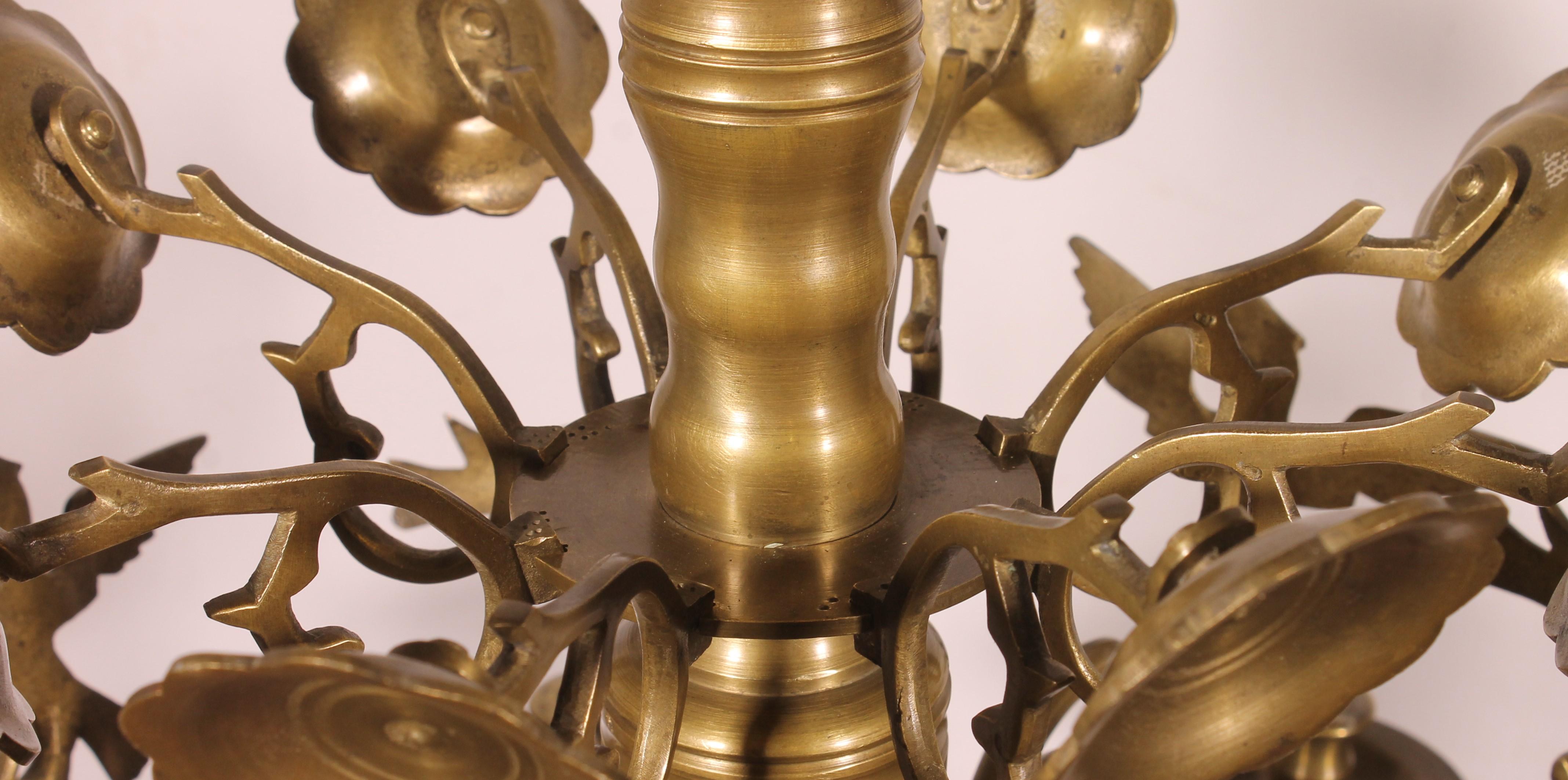 Lampadario rinascimentale in bronzo con 8 bracci luminosi decorati con uccelli in vendita 1