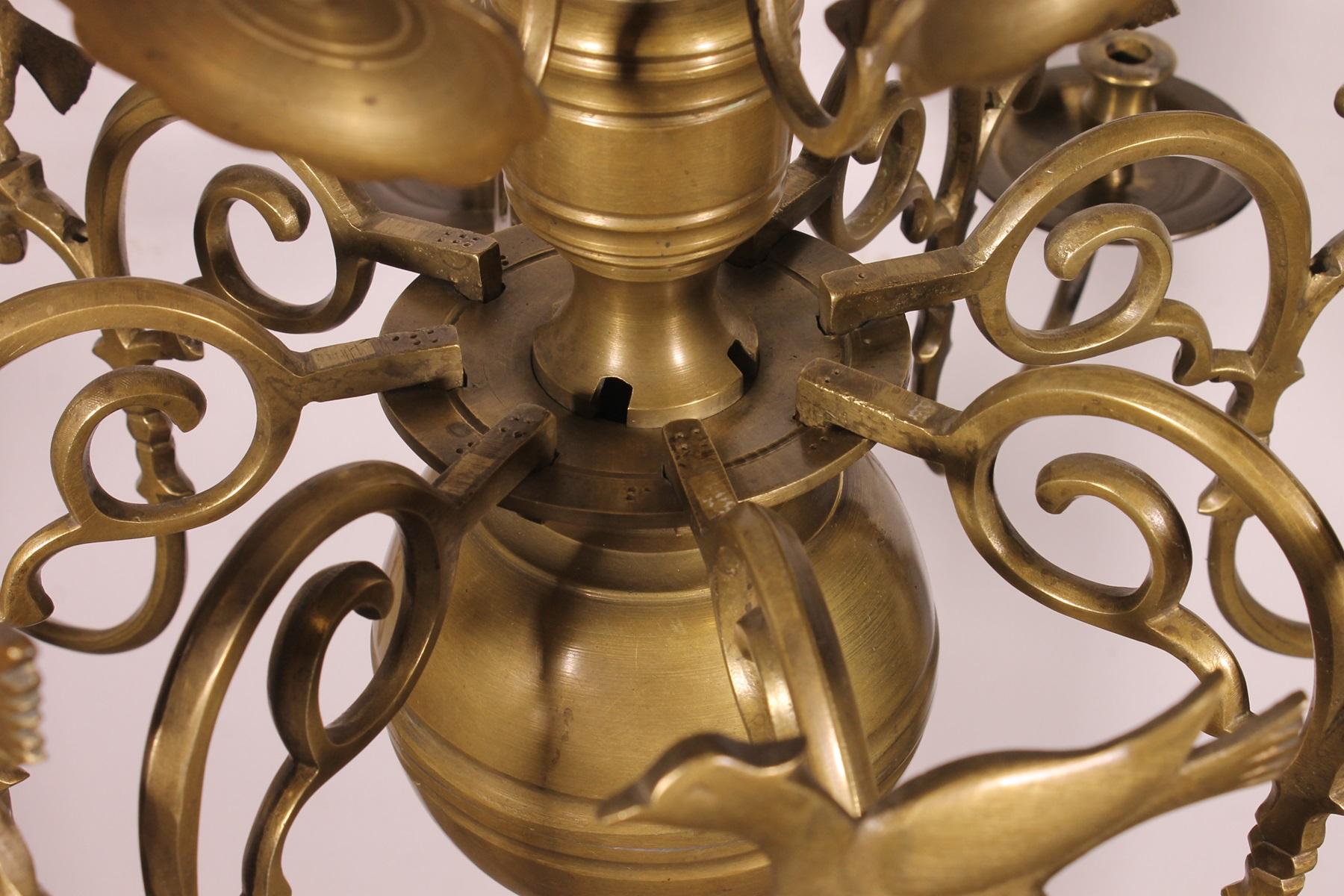 Lampadario rinascimentale in bronzo con 8 bracci luminosi decorati con uccelli in vendita 2