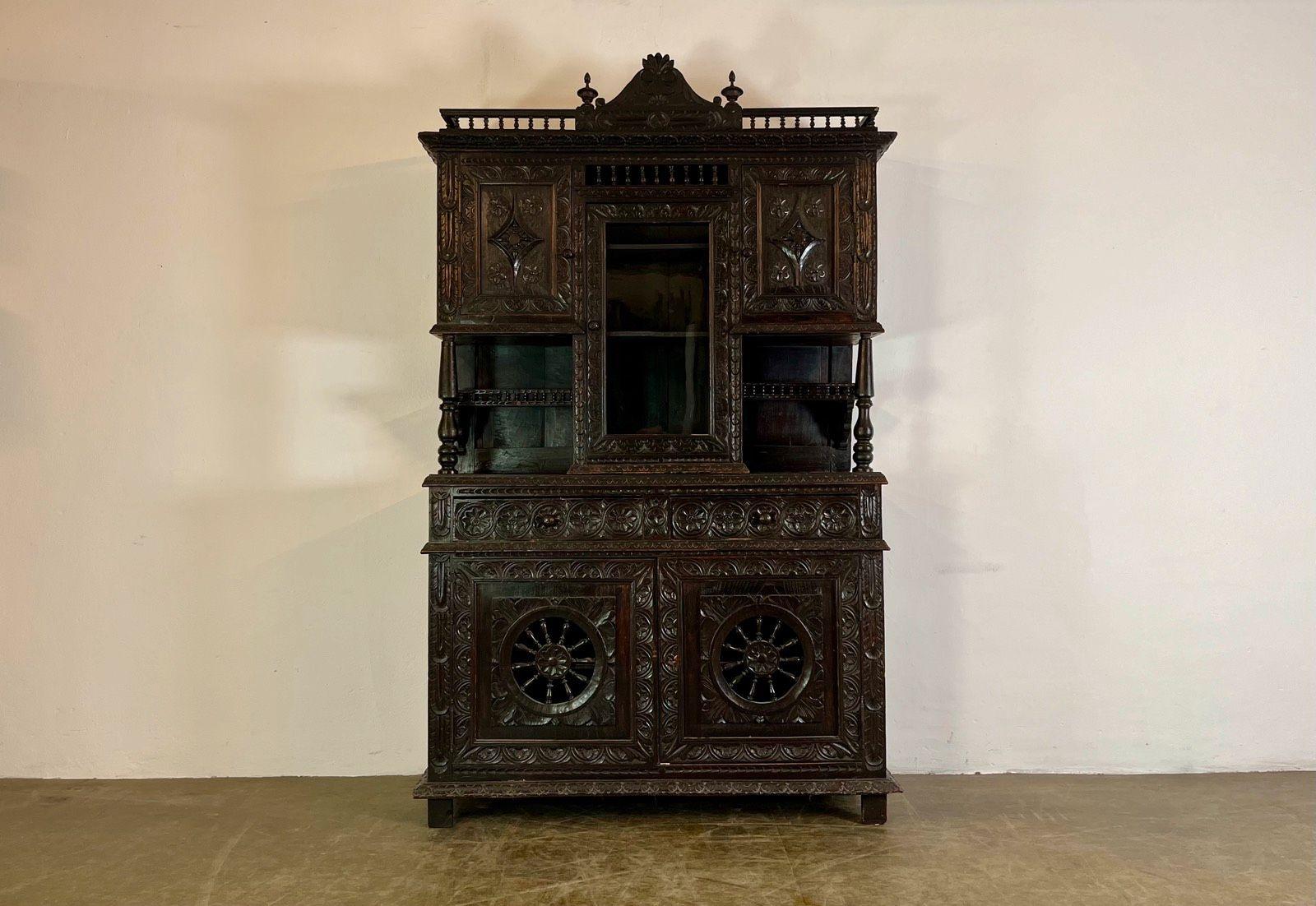 Mettiamo in vendita un bellissimo mobile da buffet rinascimentale proveniente dalla Francia.
Purtroppo le porte inferiori non possono più essere chiuse.

Condit: Buone condizioni d'uso con segni di usura dovuti all'età (vedi foto).

Produttore: