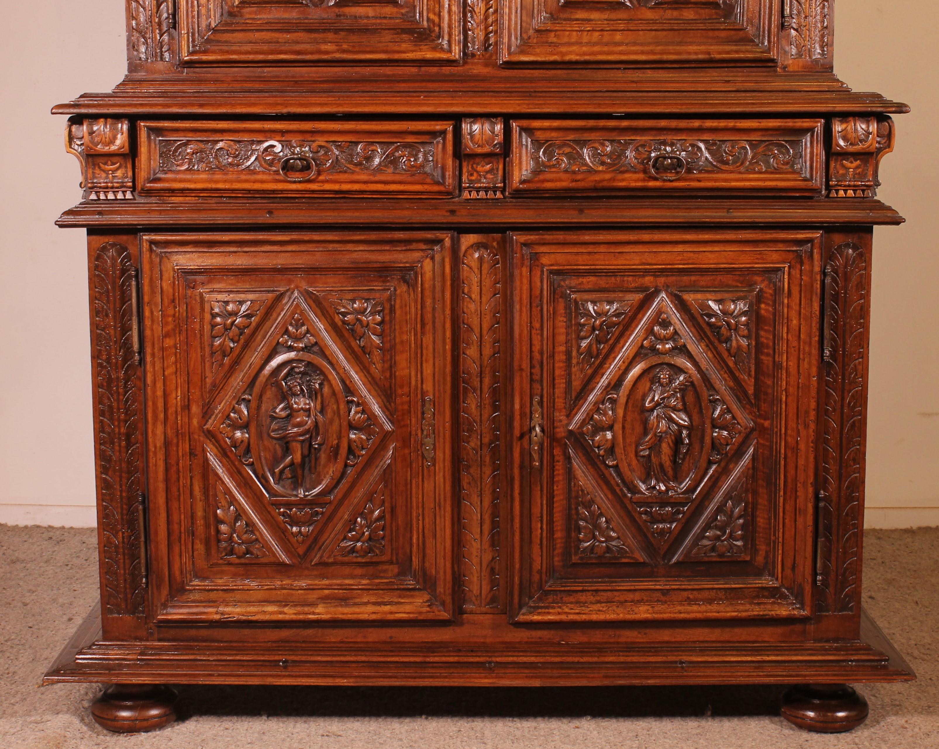 Superb and rare Renaissance period walnut buffet from the end of the 16th century representing the four seasons opening with four doors and two drawers on the front,

The doors offer very beautiful carved decorations with allegories of the four