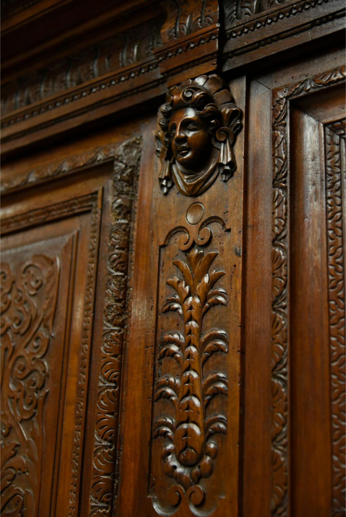 Français Armoire Renaissance Lyon 'France' en vente