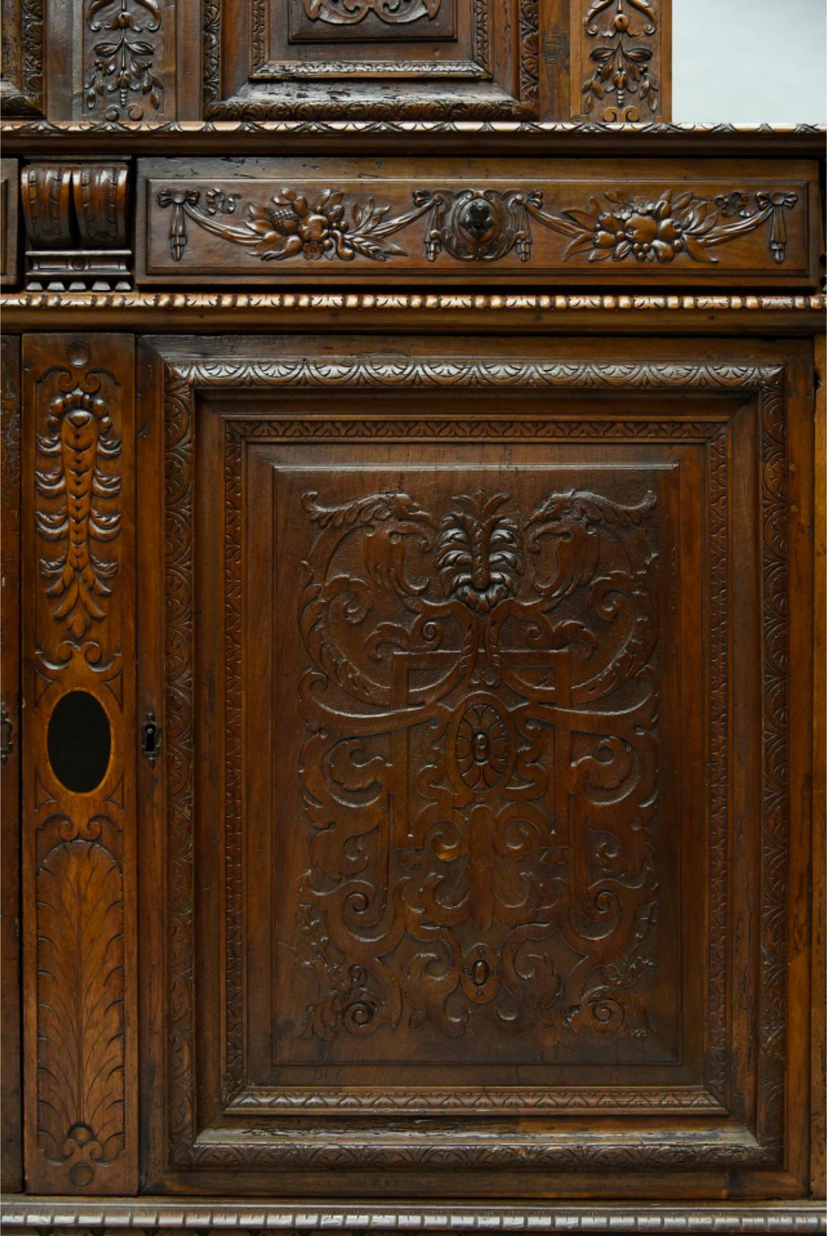 Armoire Renaissance Lyon 'France' Bon état - En vente à Saint-Ouen, FR