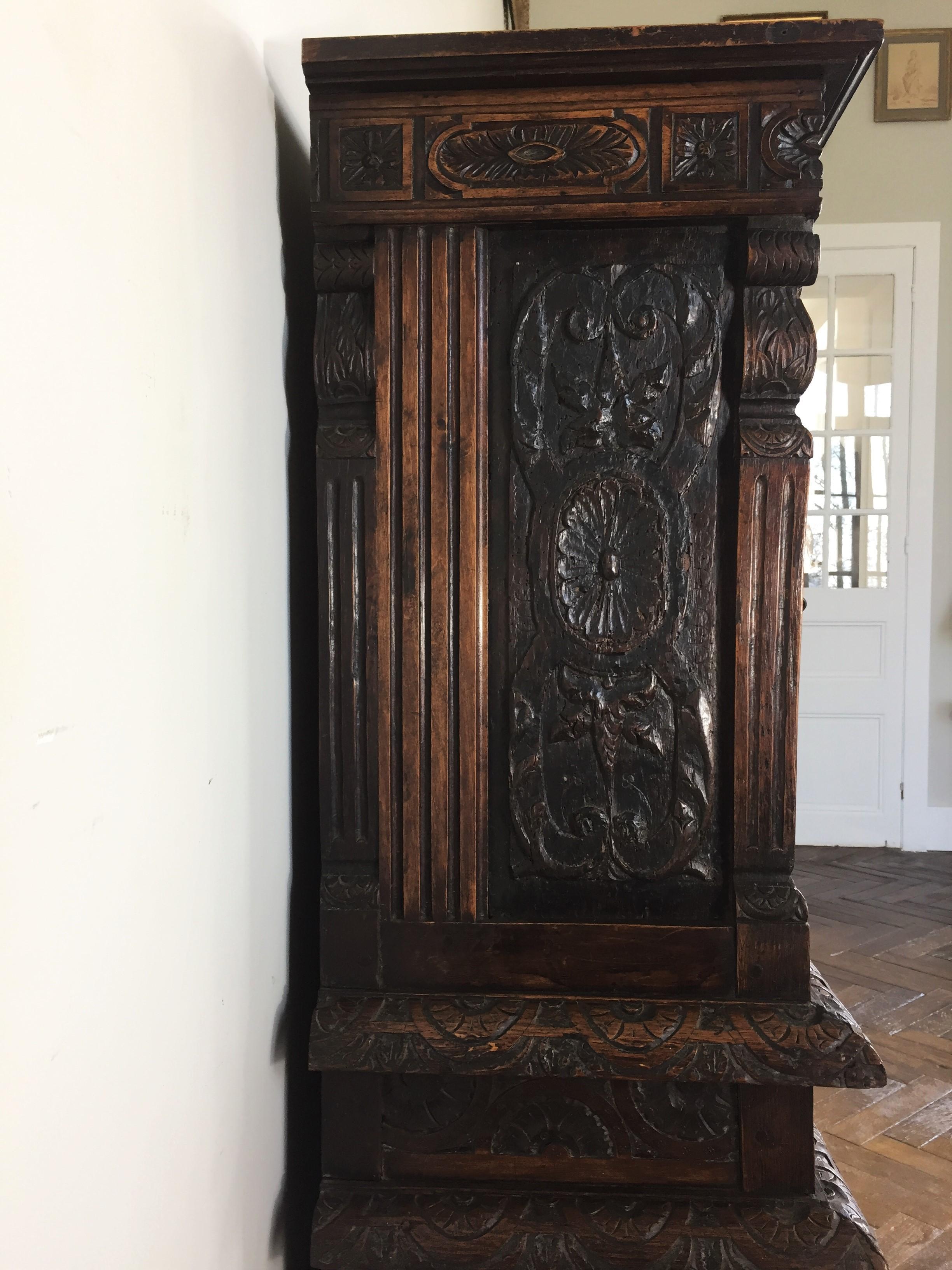 Renaissance Cabinet in Richly Carved Oak, circa 1600 In Good Condition In Beuzevillette, FR