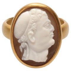 Bague camée Renaissance de Galba dans un sertissage en or moderne