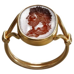 Bague de l'empereur Hadrian de la Renaissance en or avec intaille en cornaline, circa 17ème siècle avant J.-C.