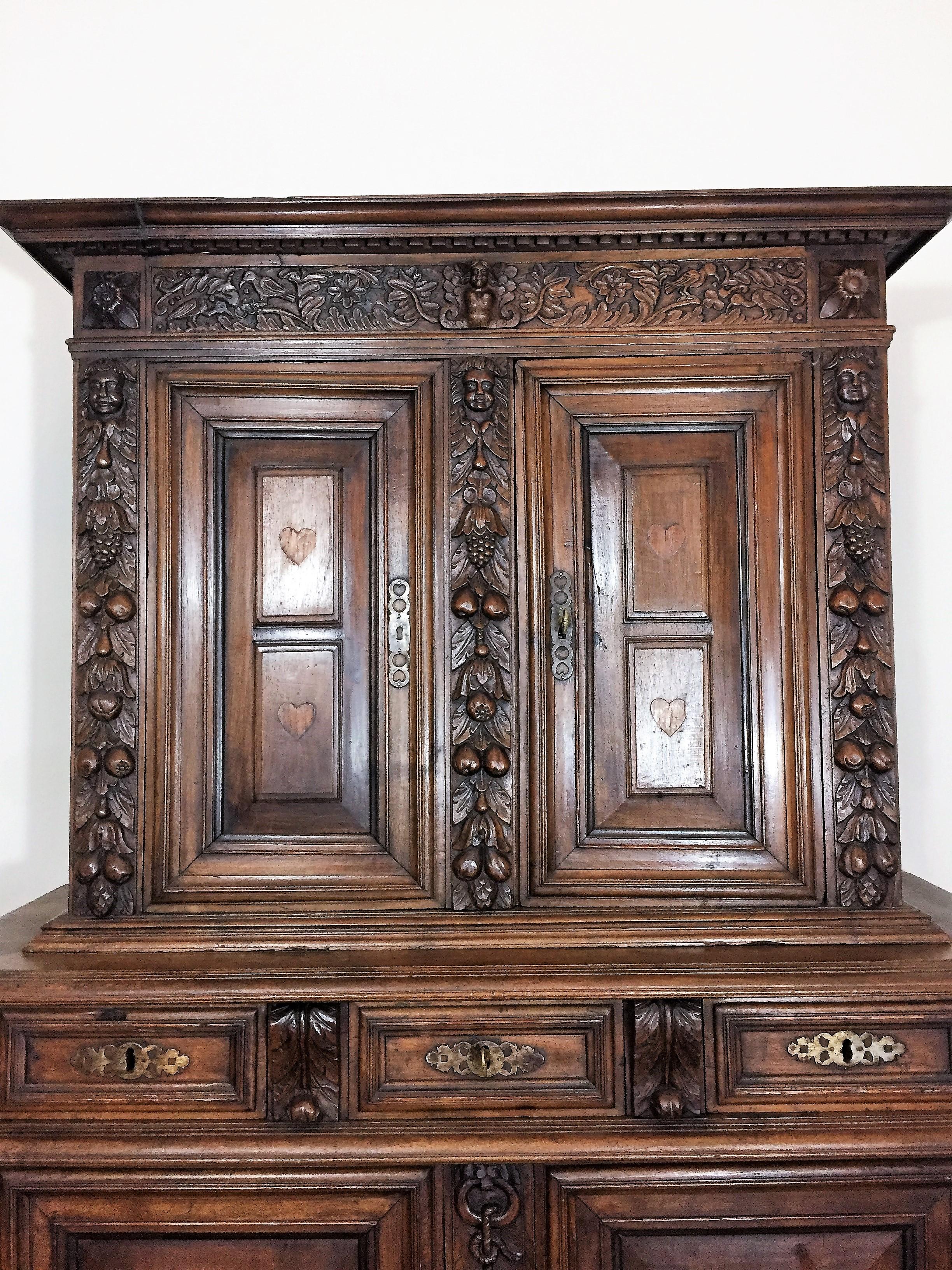 Provenant d'un manoir normand du XVIe siècle, ce très beau coffre double avec buffet à quatre portes est décoré de cœurs incrustés pour la partie supérieure et de motifs géométriques pour la partie inférieure. Les trois tiroirs de la partie