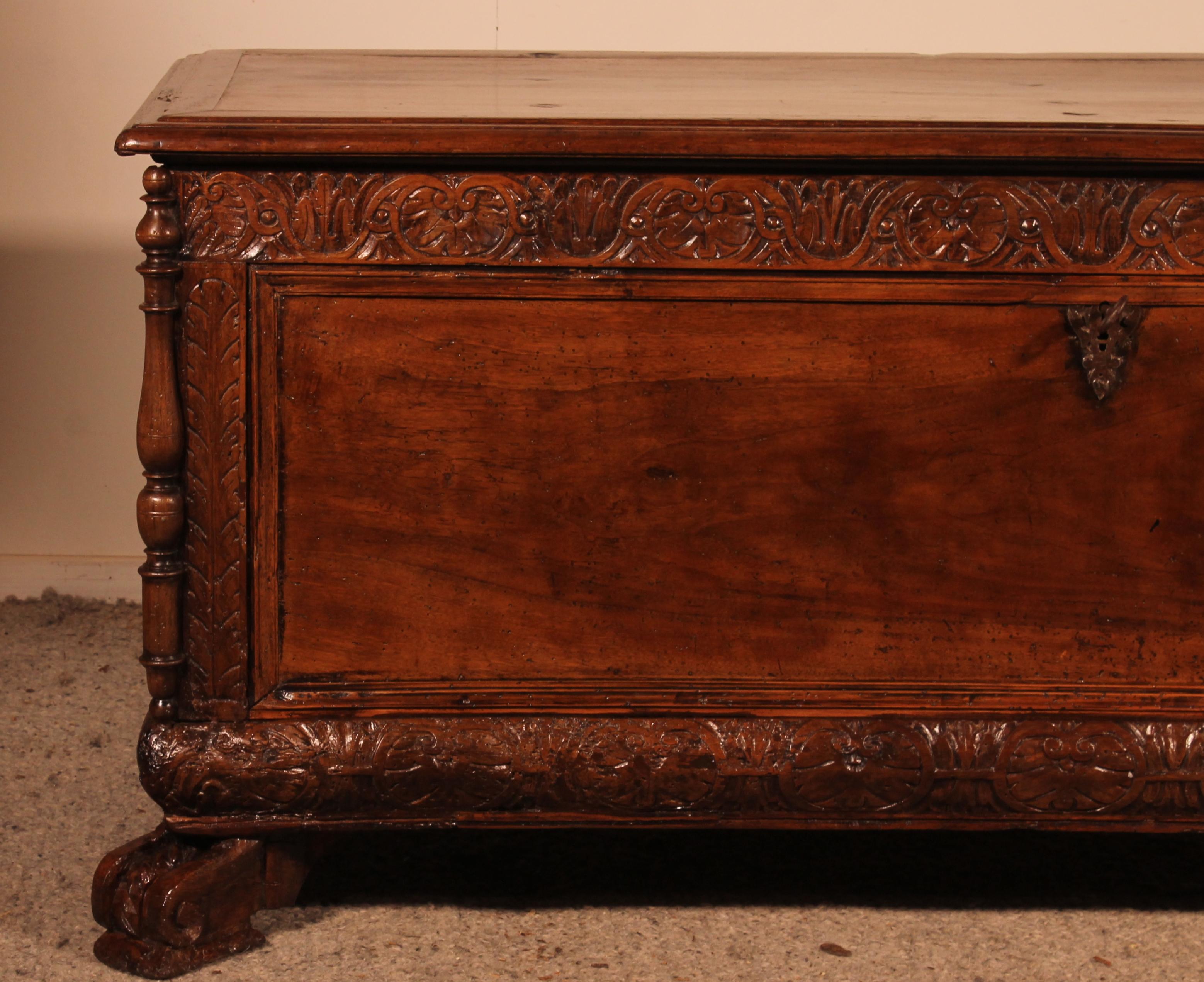 Superb and rare Renaissance chest in walnut from the 16th century
Very beautiful chest from the French Renaissance in carved walnut
Superb facade and sides in carved walnut
It has its original carrying handles
Entrance and lock of origins as