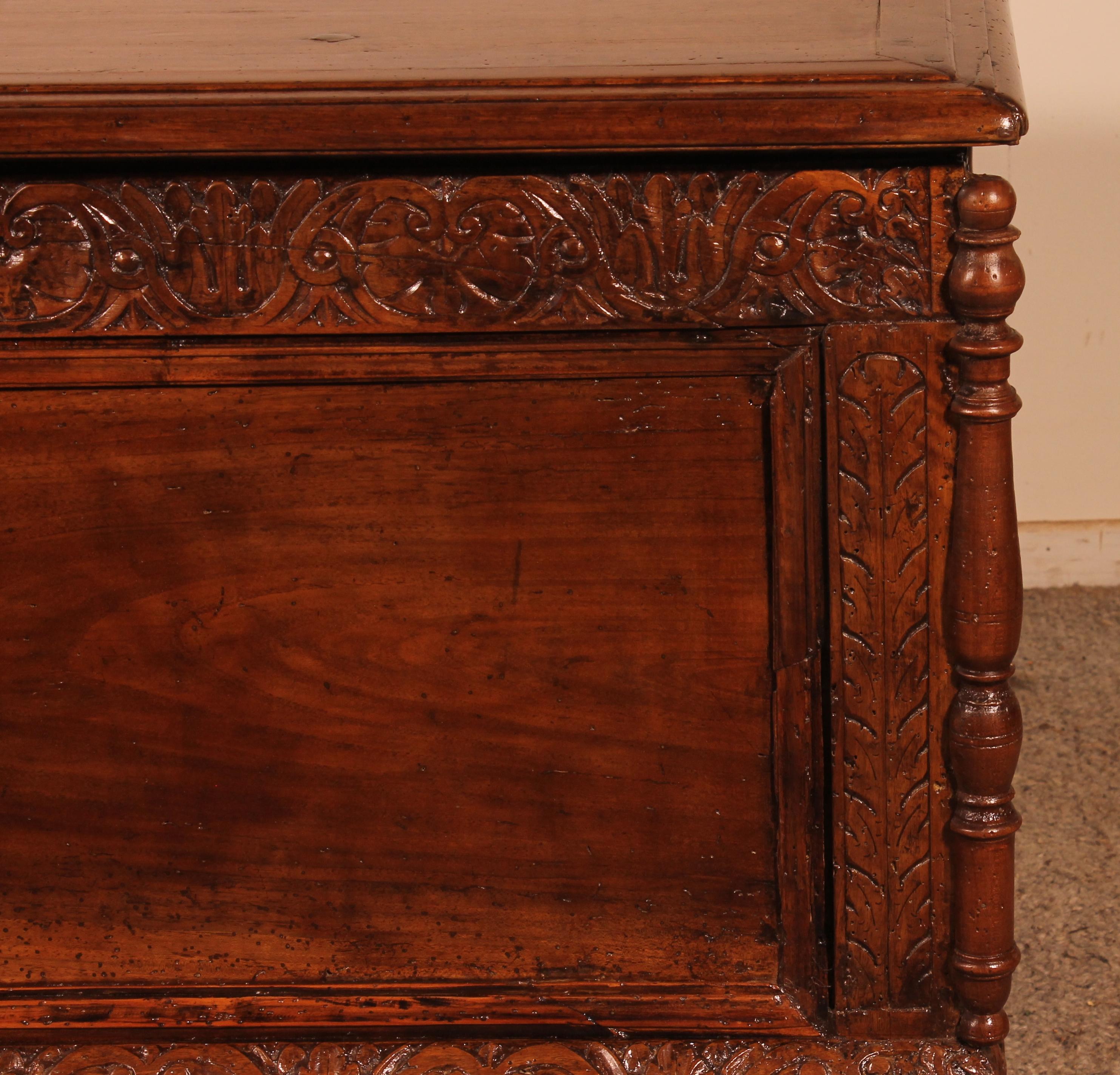 Renaissance Chest in Walnut, 16th Century, France In Good Condition In Brussels, Brussels