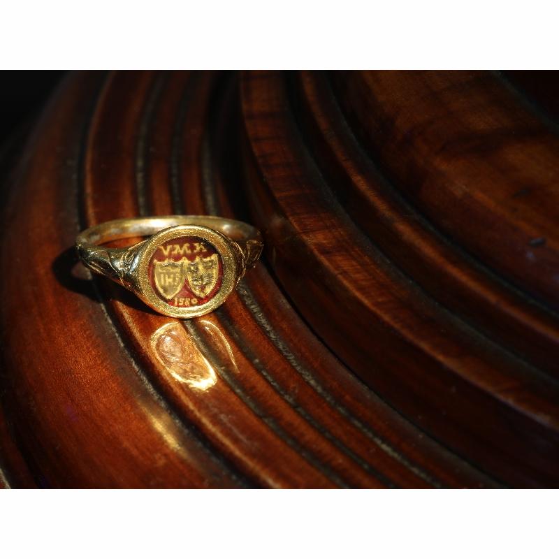 Renaissance Coat of Arms Enamel Rock Crystal 18 Karat Yellow Gold Ring For Sale 9