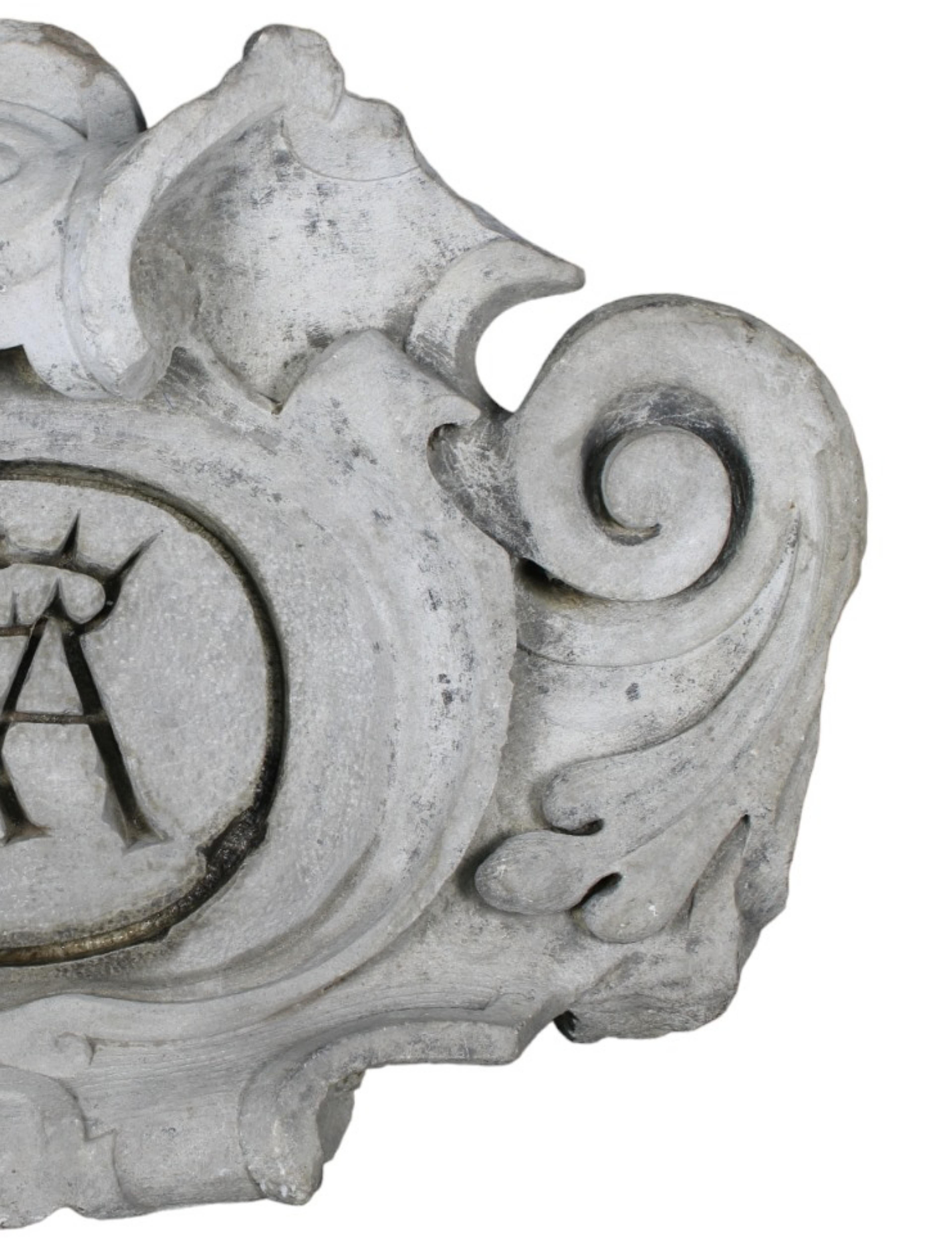 RENAISSANCE COAT OF ARMS in White Carrara Marble Italy 17th Century
finely carved with roccaille inside reserve crowned heraldic coat of arms 
Italy 17th century
h 80 x 55 x 20 cm
some defects of the age