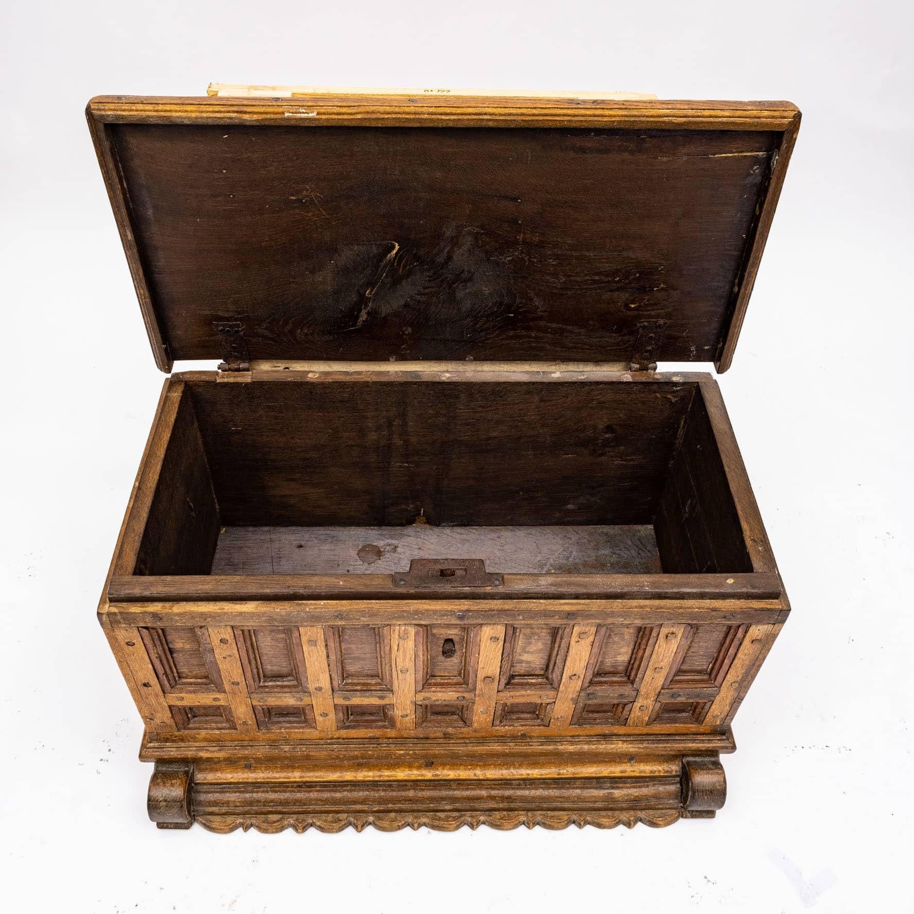 Small renaissance Oak chest.
Front with profiled fillings. Handles made in cast iron.
Original lock ( No key ).

Charming chest in original untouched condition.

Denmark 17th century.