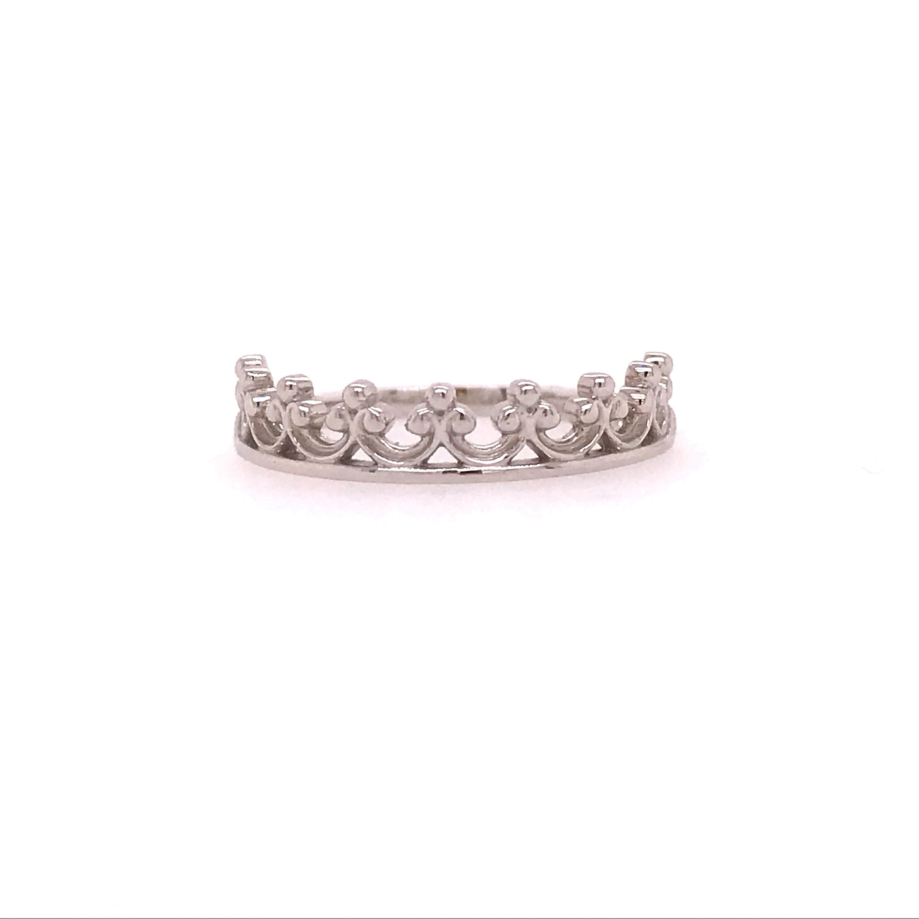 Dieses Band mit romantischem Renaissance-Motiv ist so vielseitig und lustig! Kombinieren Sie ihn mit einem Verlobungsring (siehe unsere Bilder oben) für eine einzigartige Ergänzung zu Ihrem ewigen Ring oder stapeln Sie ihn mit Diamantbändern für