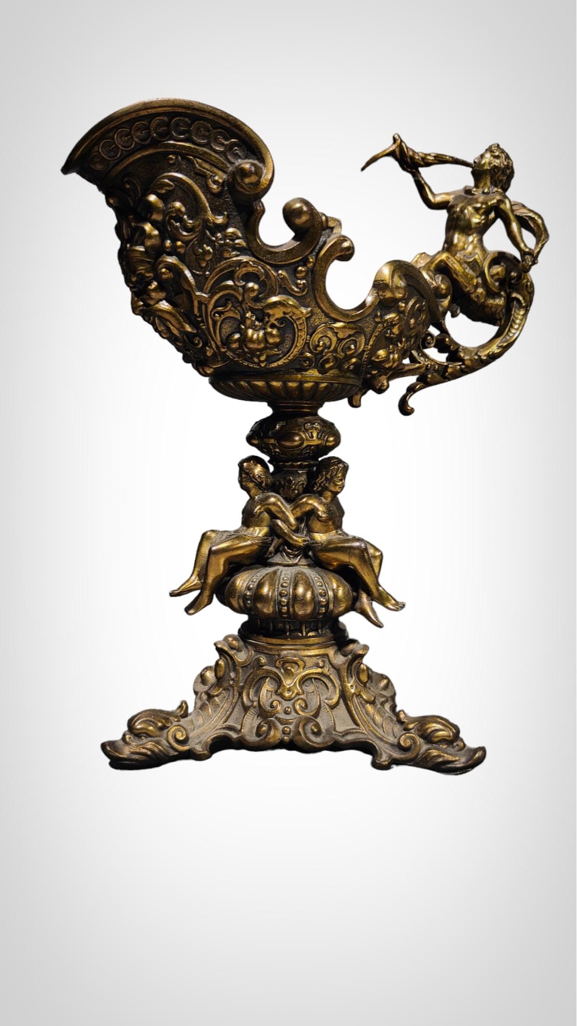 Coupe Renaissance in Bronze 19ème
Renaissancebecher aus vergoldetem Metall vom Ende des 19. Jahrhunderts Guter Allgemeinzustand Maße: 35x30x14 cm