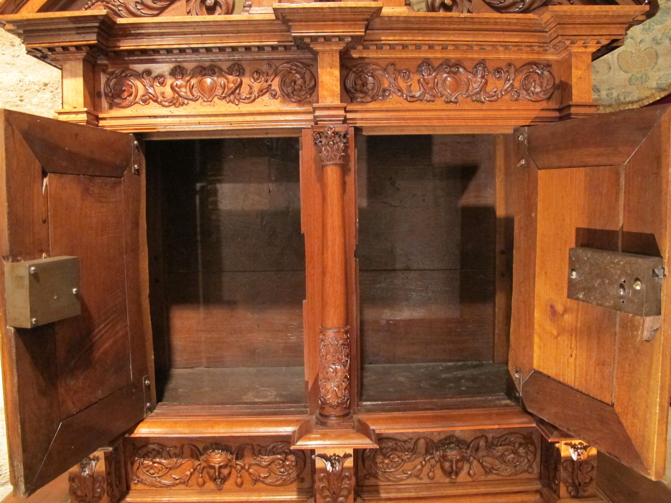 Renaissance Cupboard from Loire Valley, 'France' In Good Condition For Sale In Saint-Ouen, FR