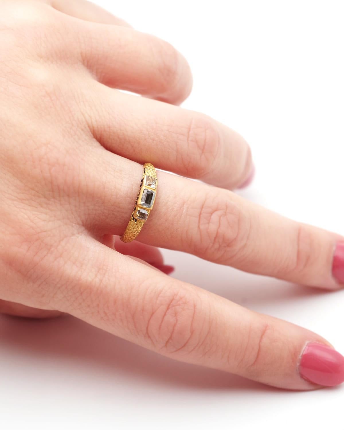 Anello rinascimentale con diamante in oro 22 carati (916 millesimi). Anello risalente alla fine del XVII secolo, con due diamanti taglio tavola e un cristallo di rocca taglio tavola su sfondo chiuso. La lunetta è decorata con smalto nero che forma