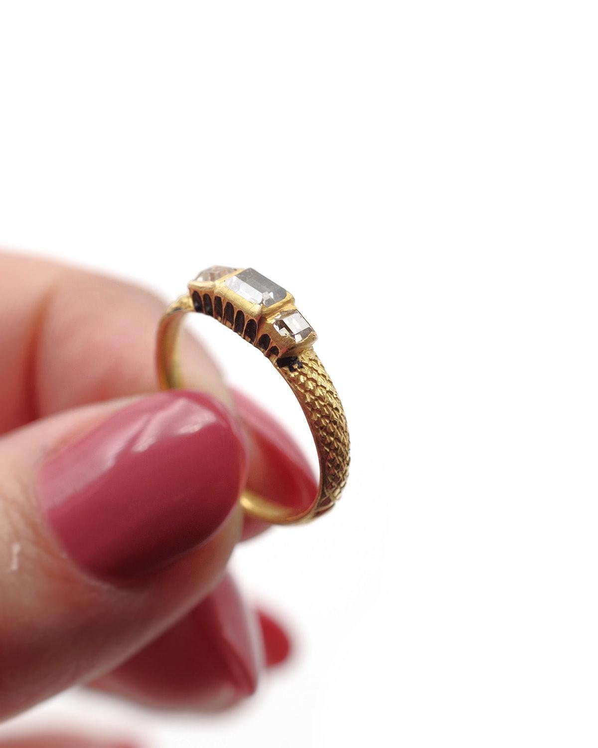Anello rinascimentale con diamante in oro 22k, diamante taglio tavolo, anello con diamante antico In condizioni buone in vendita a PARIS, FR