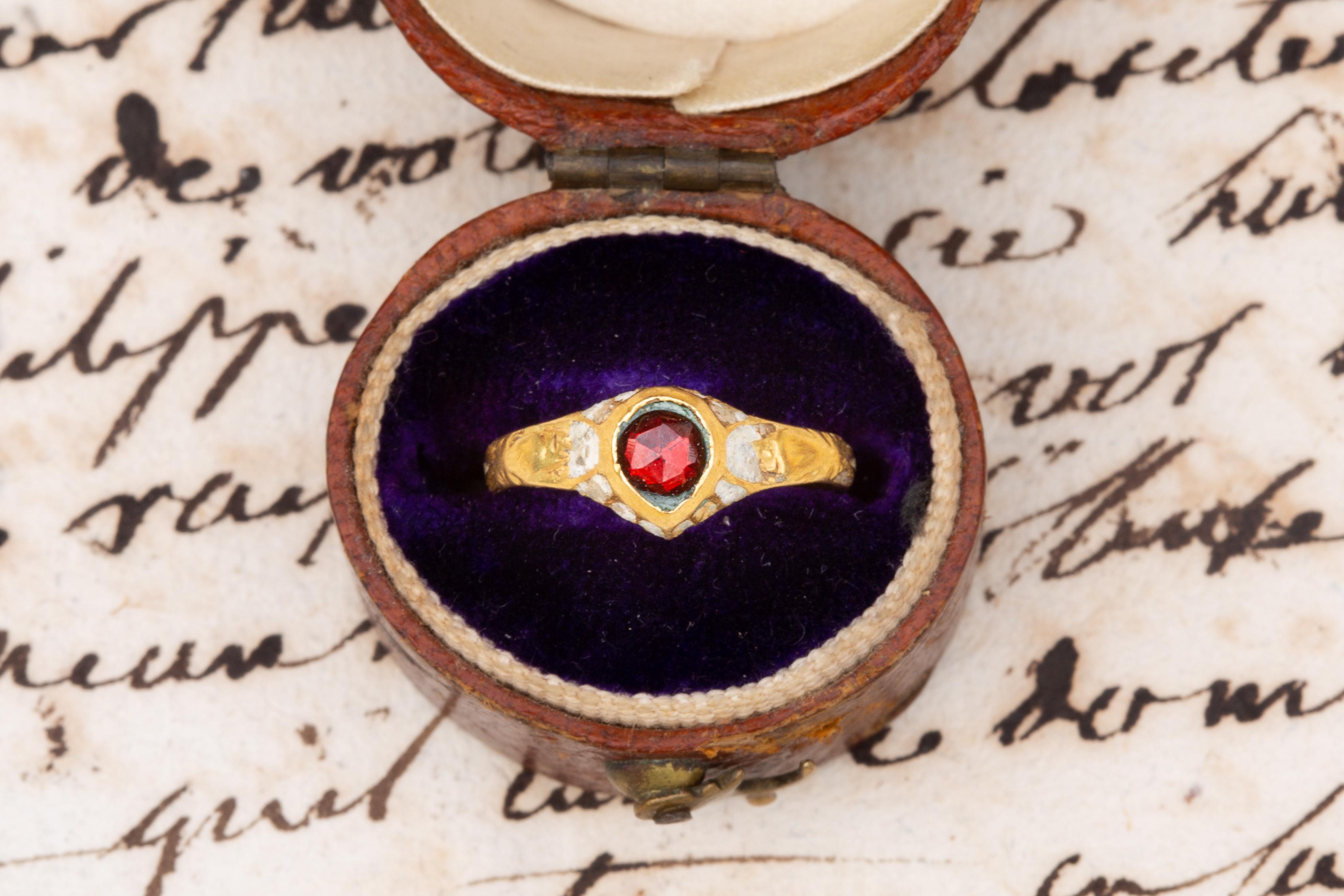 Renaissance, frühes 17. Jahrhundert, emaillierter 22K Gold Ring mit Granat im Rosenschliff im Zustand „Gut“ im Angebot in London, GB