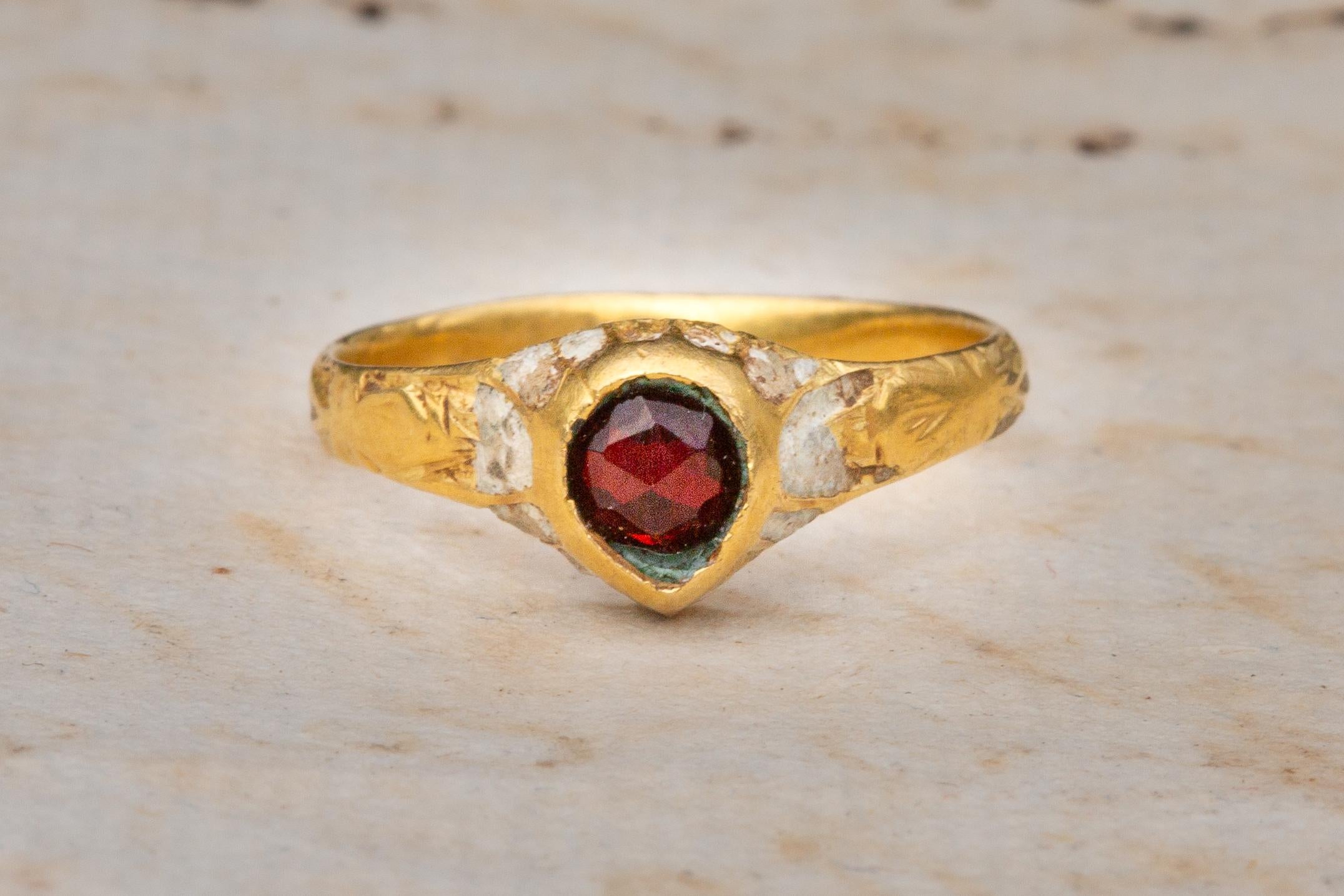 Renaissance, frühes 17. Jahrhundert, emaillierter 22K Gold Ring mit Granat im Rosenschliff Damen im Angebot