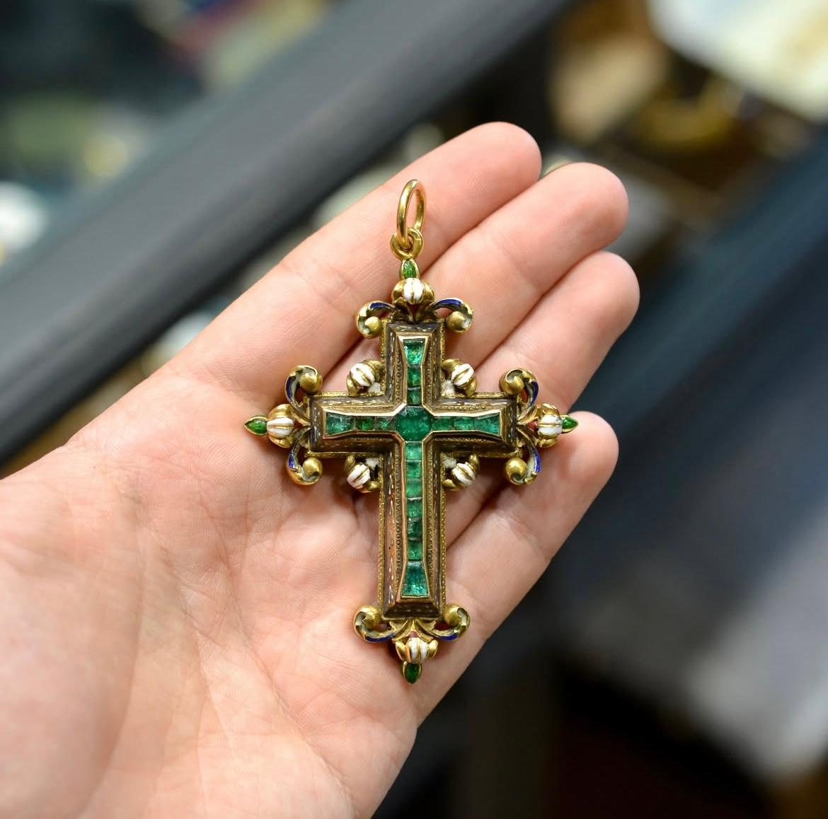 da uomo o donna Ciondolo rinascimentale a forma di croce in oro con smalto e smeraldo Fine XVI secolo in vendita