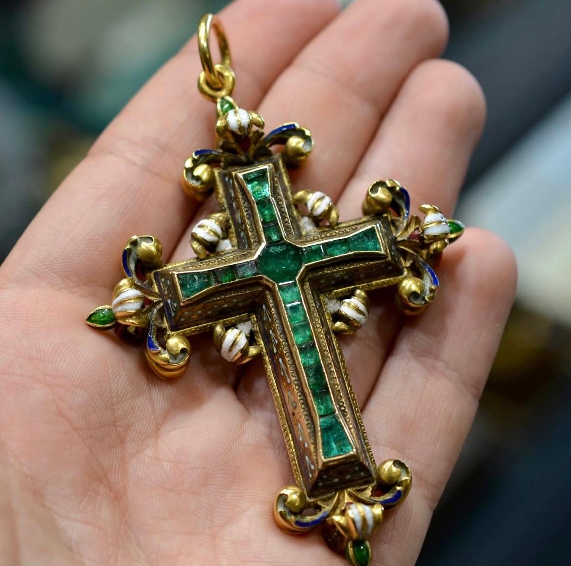 Ciondolo rinascimentale a forma di croce in oro con smalto e smeraldo Fine XVI secolo in vendita 1