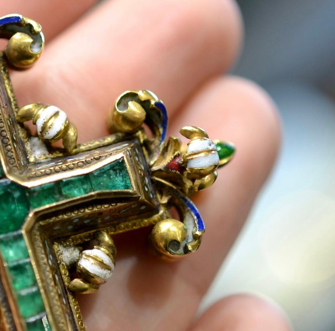 Ciondolo rinascimentale a forma di croce in oro con smalto e smeraldo Fine XVI secolo in vendita 2