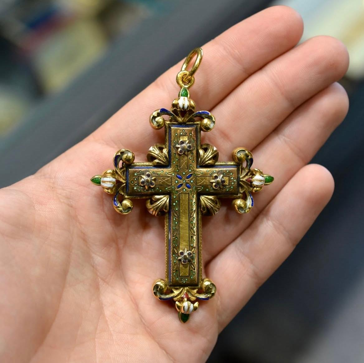 Ciondolo rinascimentale a forma di croce in oro con smalto e smeraldo Fine XVI secolo in vendita 3