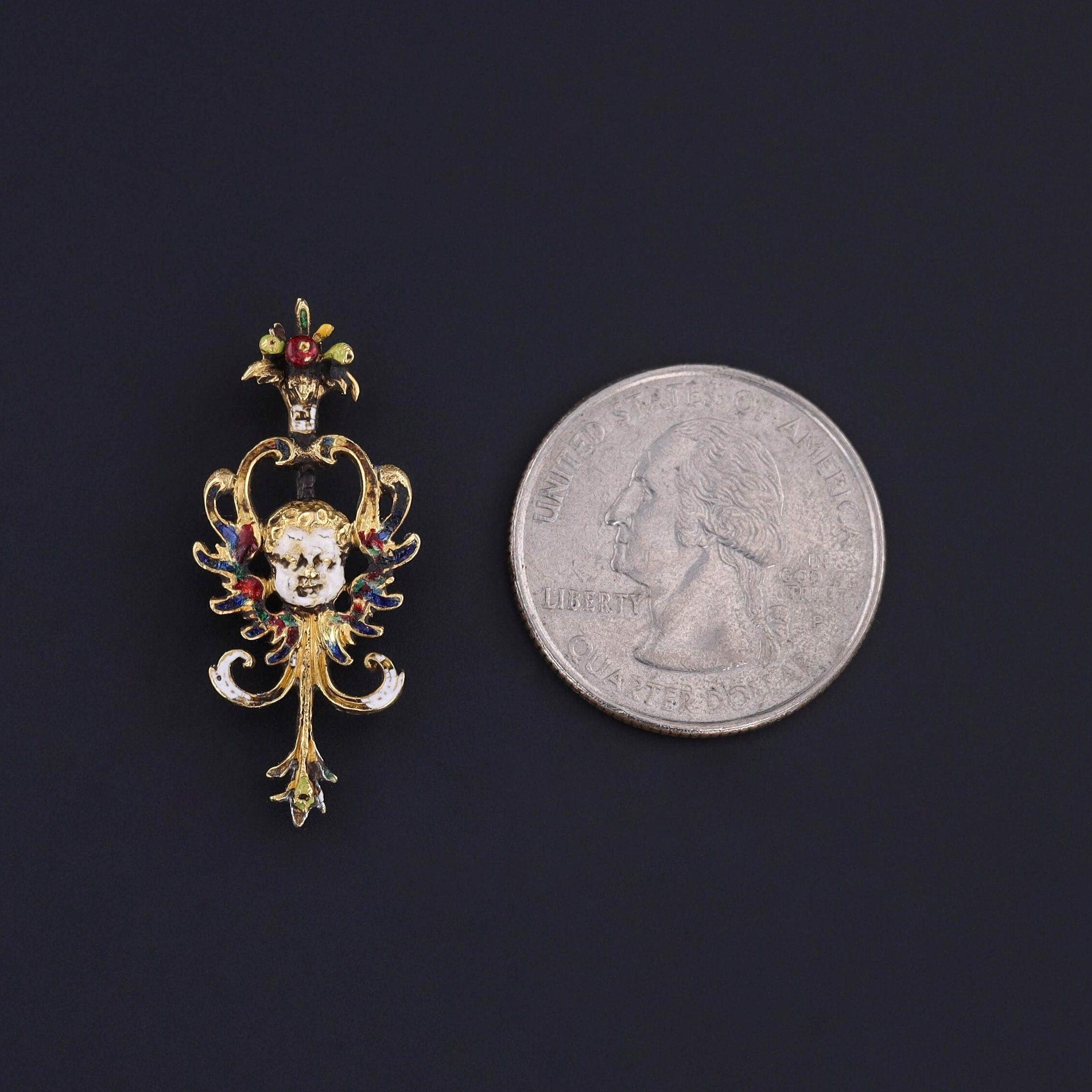Antico ciondolo a forma di cherubino alato di epoca rinascimentale: Questo squisito ciondolo del XVI secolo, che raffigura un cherubino alato in oro 22 ct ornato da uno smalto vivace, era un tempo caro agli uomini d'affari e ai collezionisti d'arte