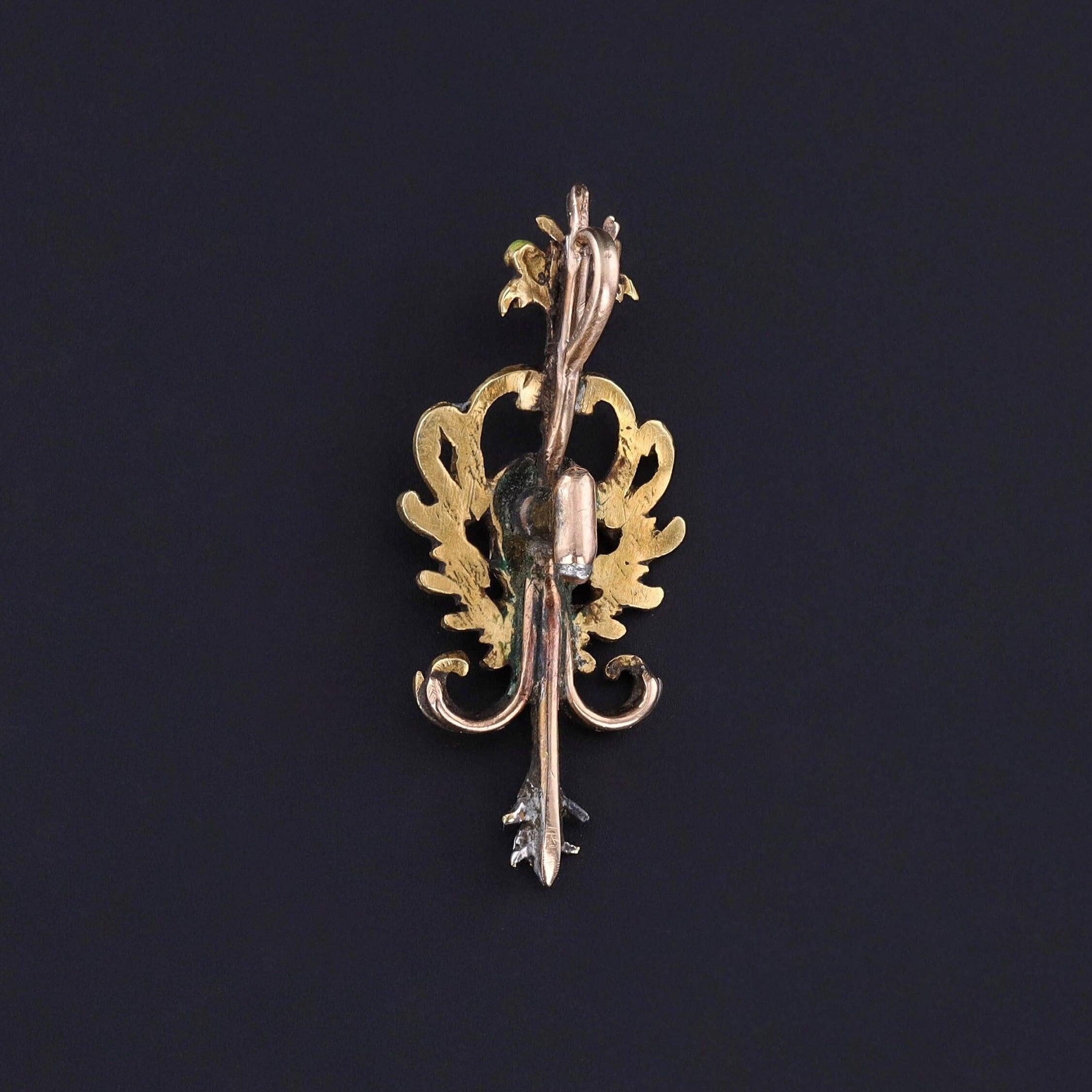 Rinascimento Ciondolo con cherubino alato in smalto rinascimentale in oro 22ct in vendita