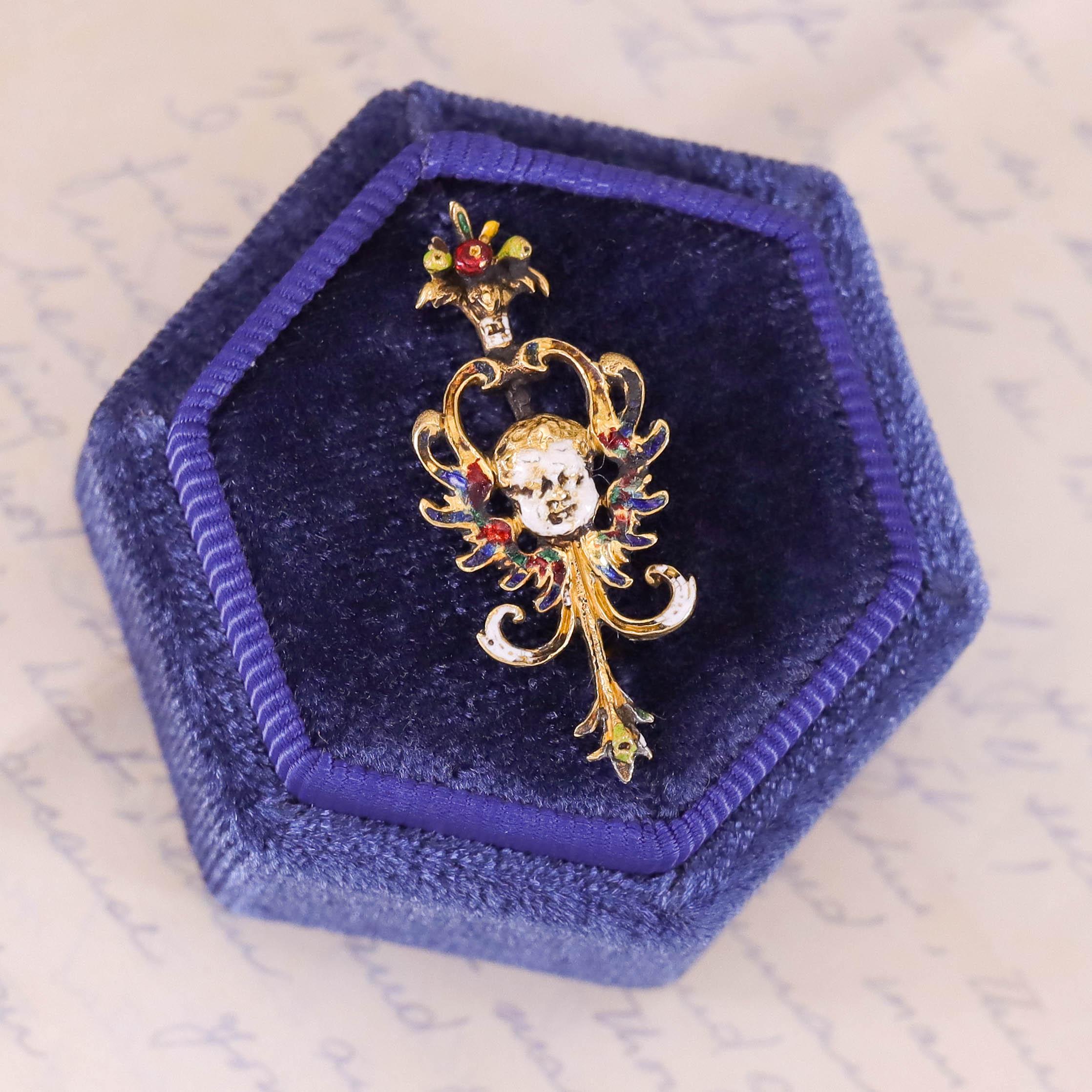 Donna Ciondolo con cherubino alato in smalto rinascimentale in oro 22ct in vendita