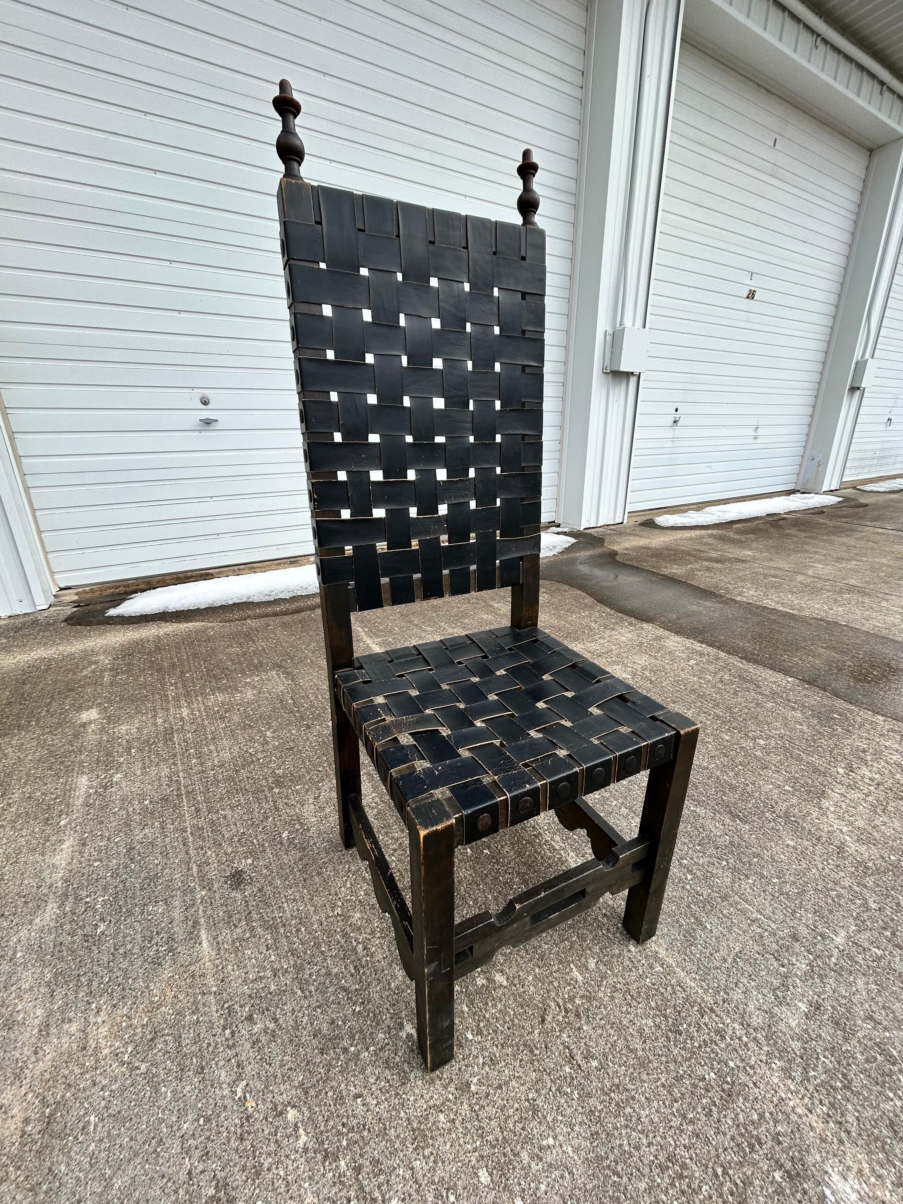 Chaise à dossier haut Renaissance-anglaise ancienne avec sangles en cuir. Toutes les sangles/cuir sont en intact mais vous pouvez voir une certaine usure en raison de l'âge. Can confirme qu'il peut contenir une personne de 200lbs. Il n'y a pas de