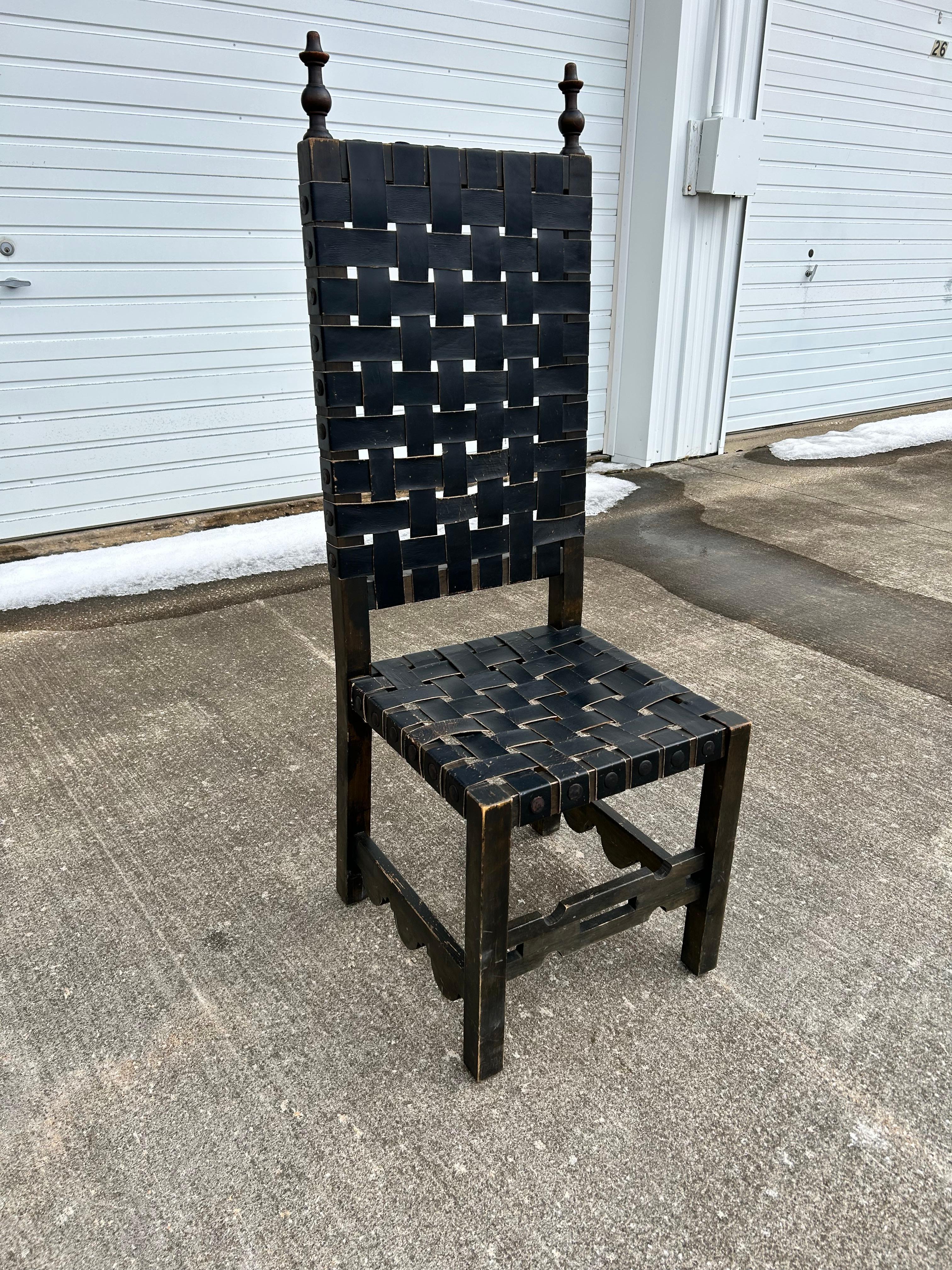 Chaise à haut dossier anglaise de style Renaissance avec sangles en cuir Bon état - En vente à Medina, OH