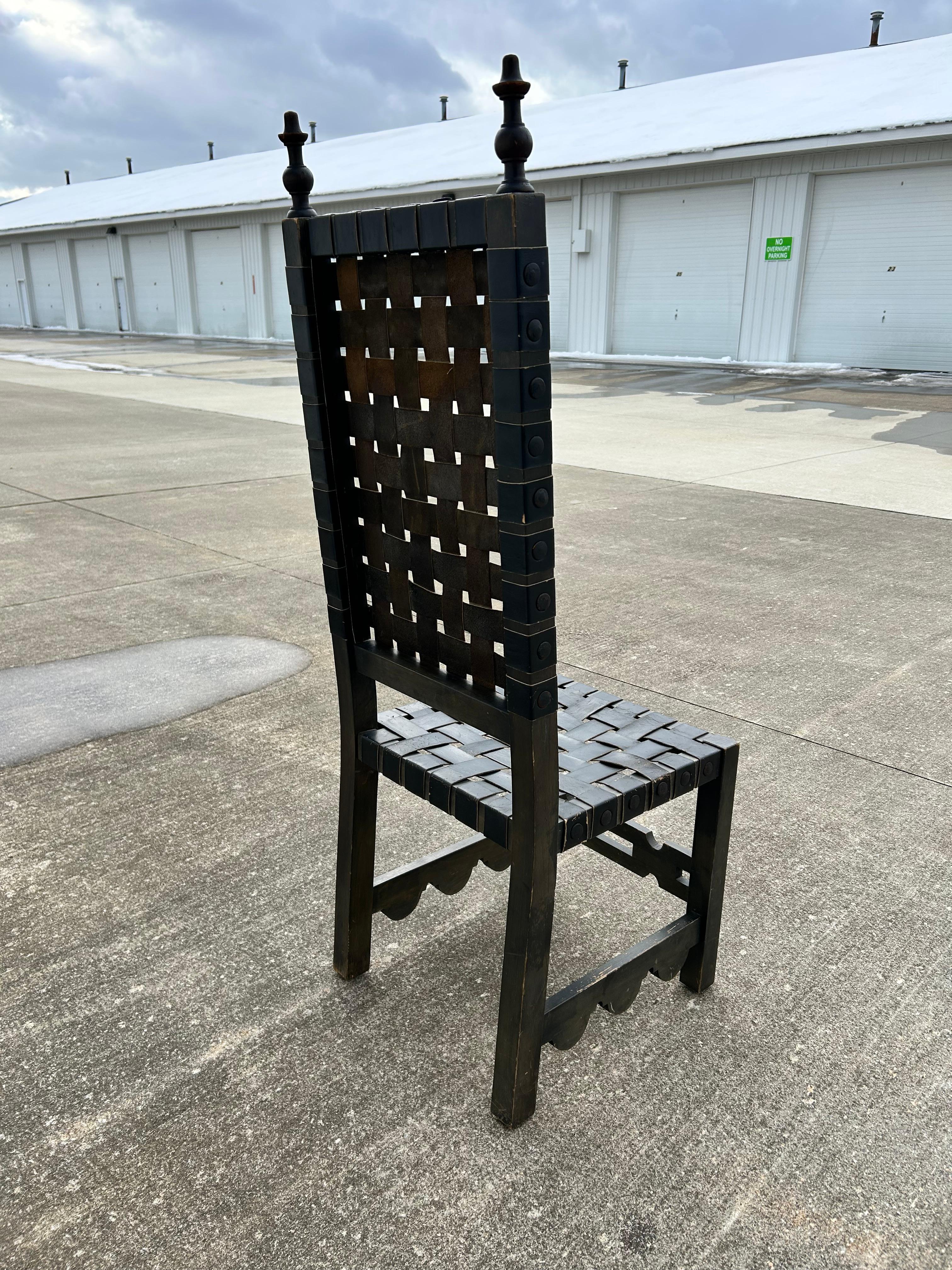 Cuir Chaise à haut dossier anglaise de style Renaissance avec sangles en cuir en vente