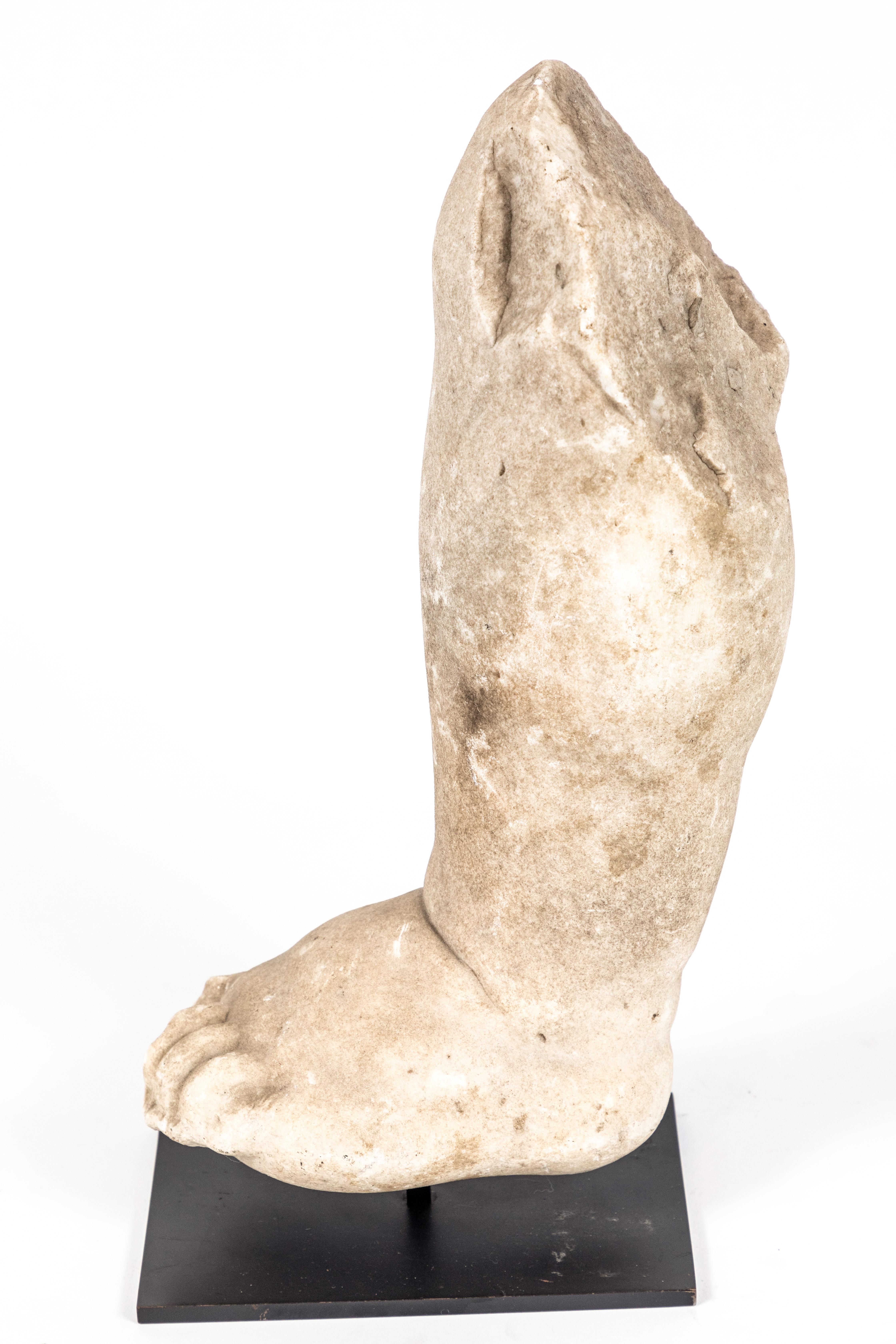 italien Époque de la Renaissance, fragment de pied en marbre en vente