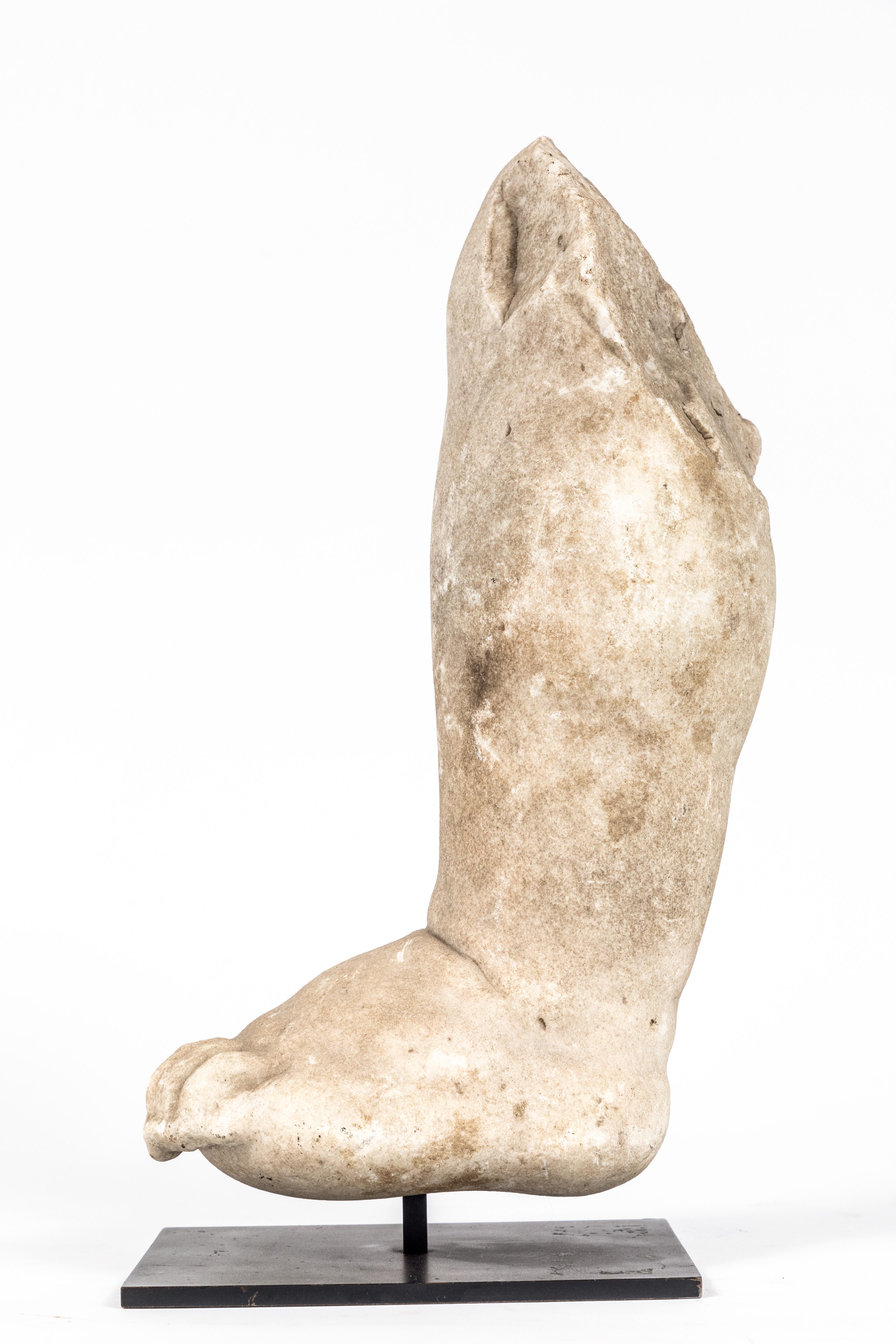 Sculpté à la main Époque de la Renaissance, fragment de pied en marbre en vente