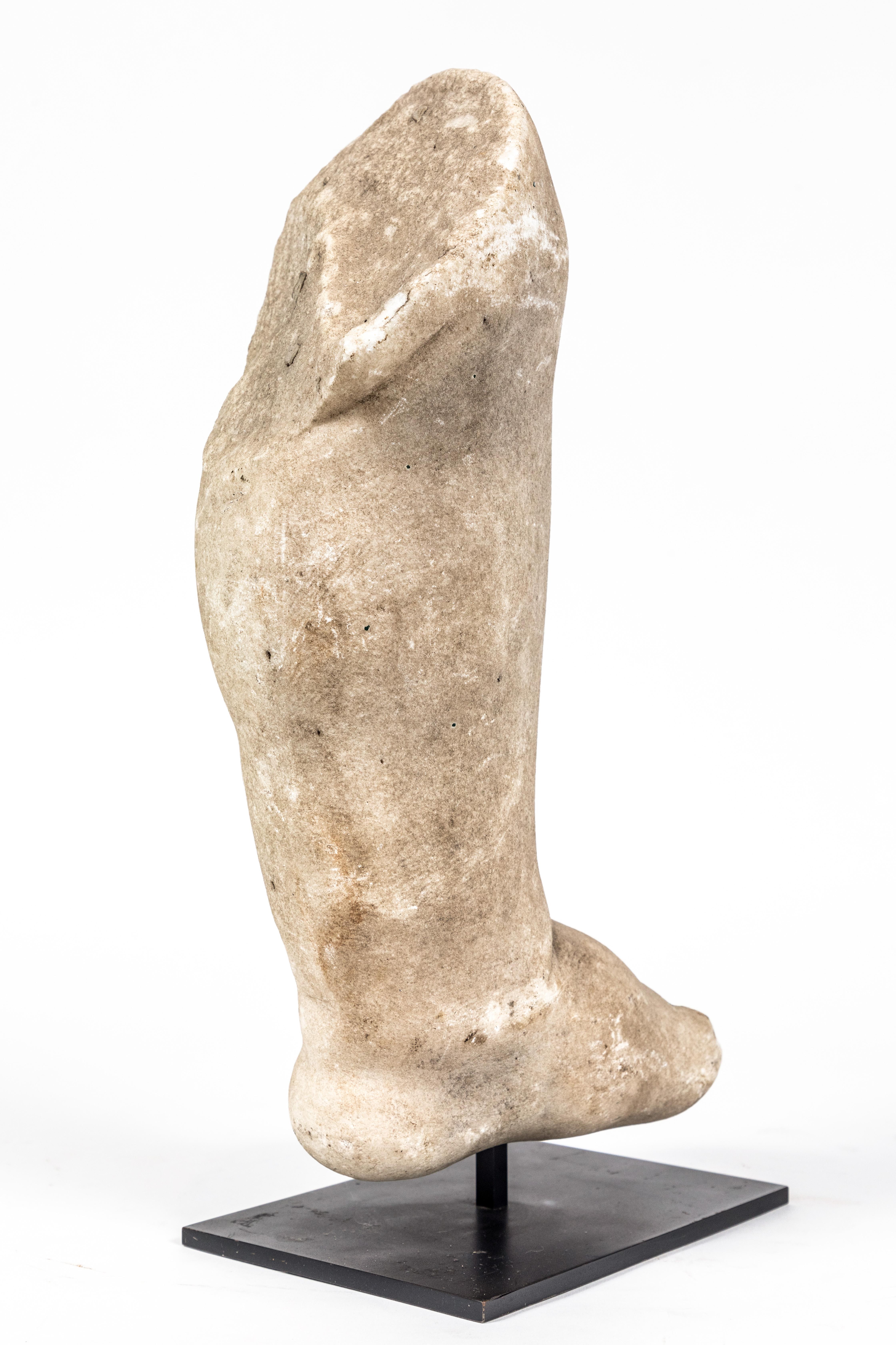 Époque de la Renaissance, fragment de pied en marbre en vente 1