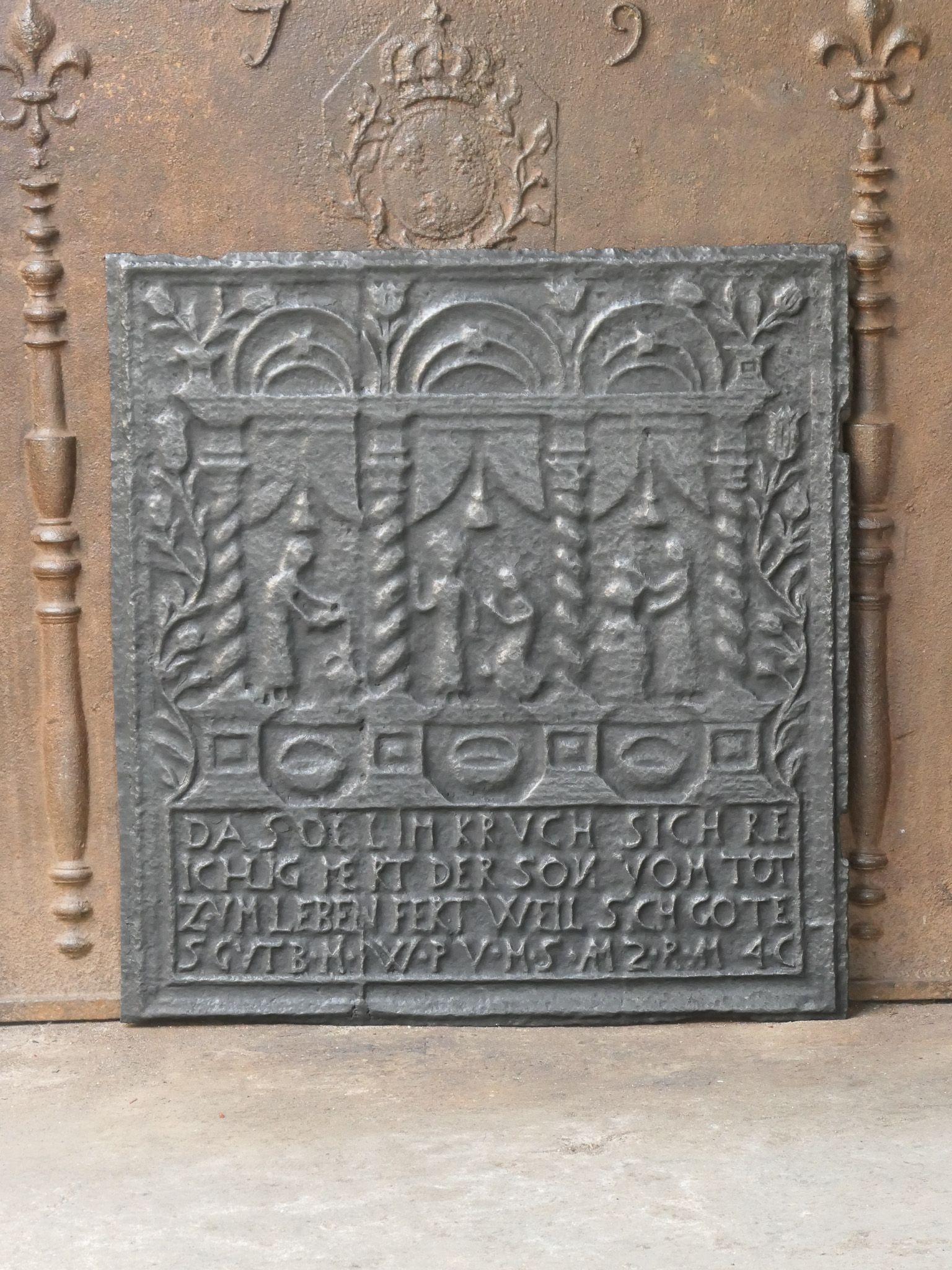 Revestimiento/fondo de chimenea renacentista de los siglos XVI-XVII que representa a Eliseo y el aceite de la viuda. El estilo del respaldo de la chimenea es renacentista y es de esa época. El hogar es de color negro y está hecho de hierro fundido.