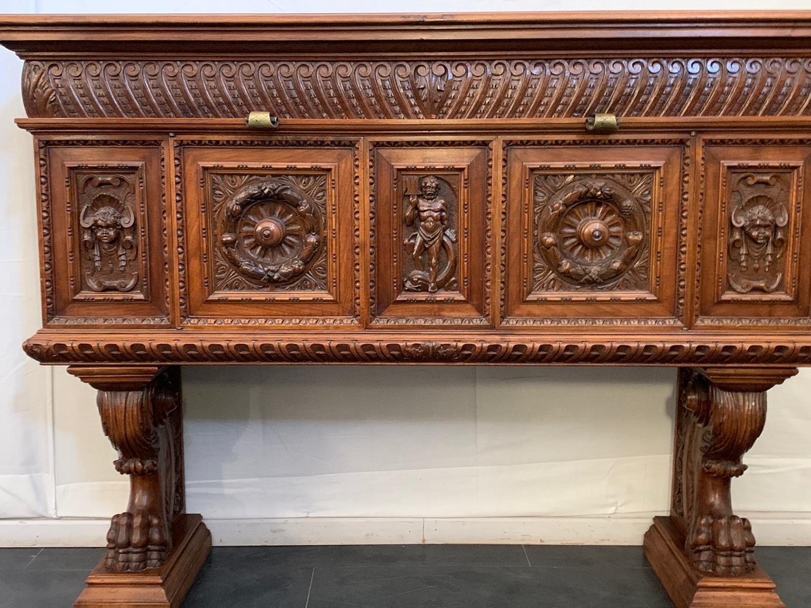 Renaissance sideboard in blond walnut with bronze handles. High quality and high cabinetry, made in Tuscany in the late 19th century and early 20th century. In excellent condition no lacks as photos. Origin villa Campari.
Packaging with bubble wrap