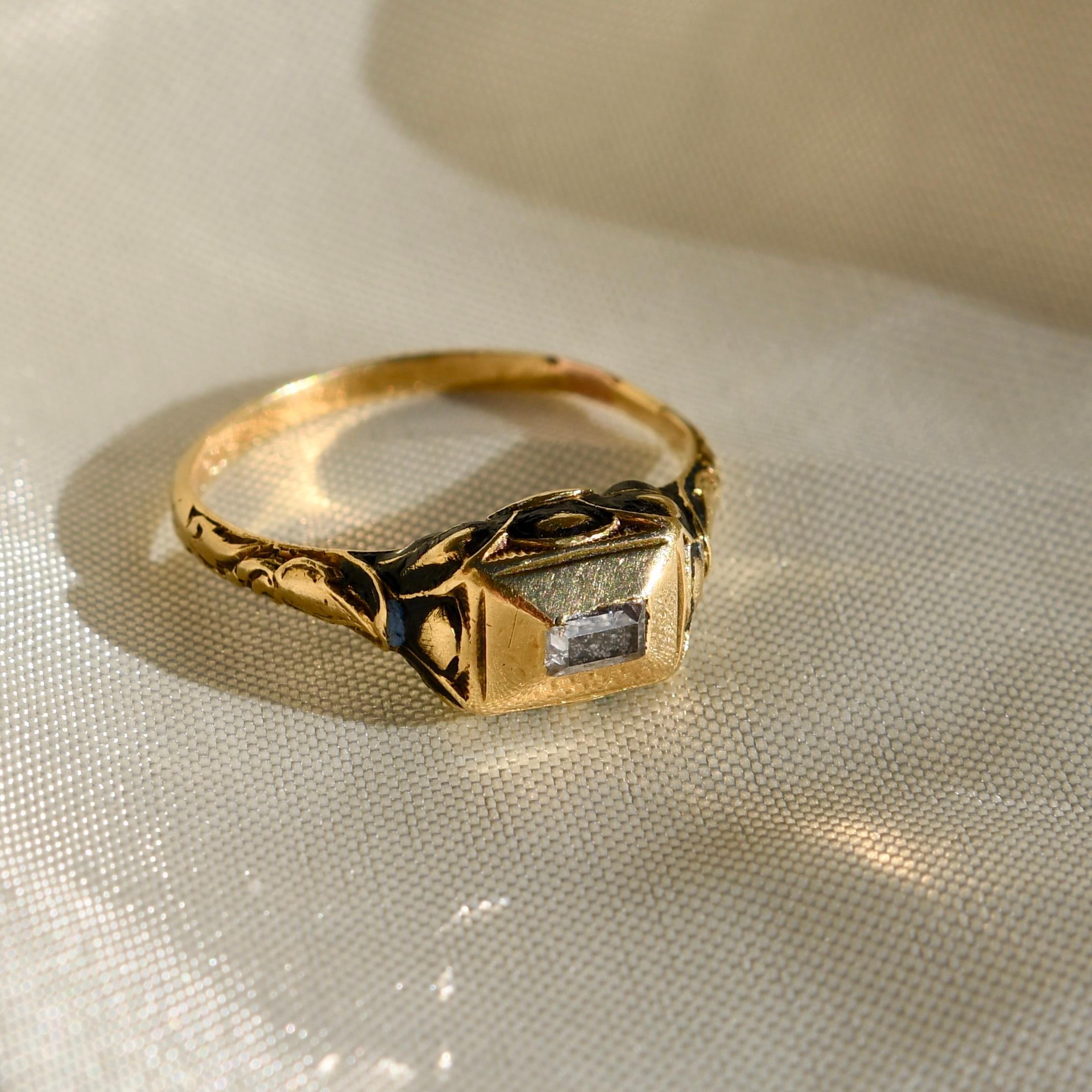 Eleganter, hochkarätiger Ring aus Gelbgold mit rechteckiger Kastenfassung, auf der Rückseite Fächer mit schwarzem und blauem Champlevé-Email, auf den Schultern ein floral gravierter Federring. 16. Jahrhundert, (Ost-)Europa, aus einer Prager